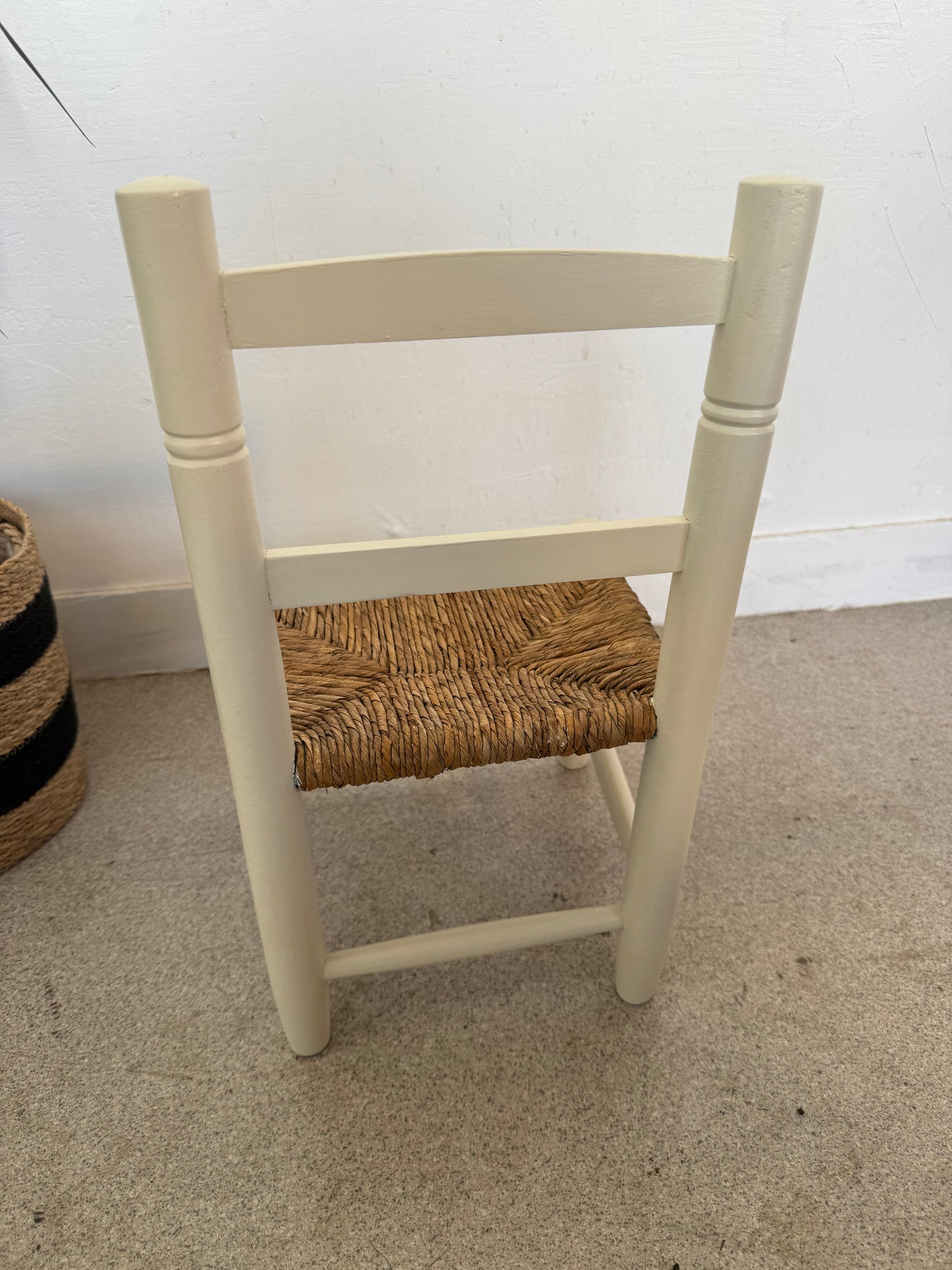 Chaise enfant bois blanc crème et paille