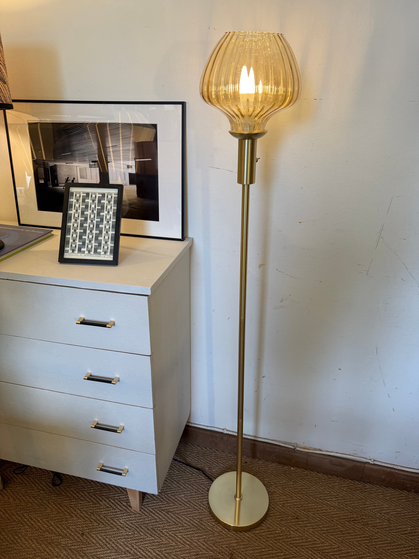 Lampadaire en laiton doré et globe en verre ambré vintage