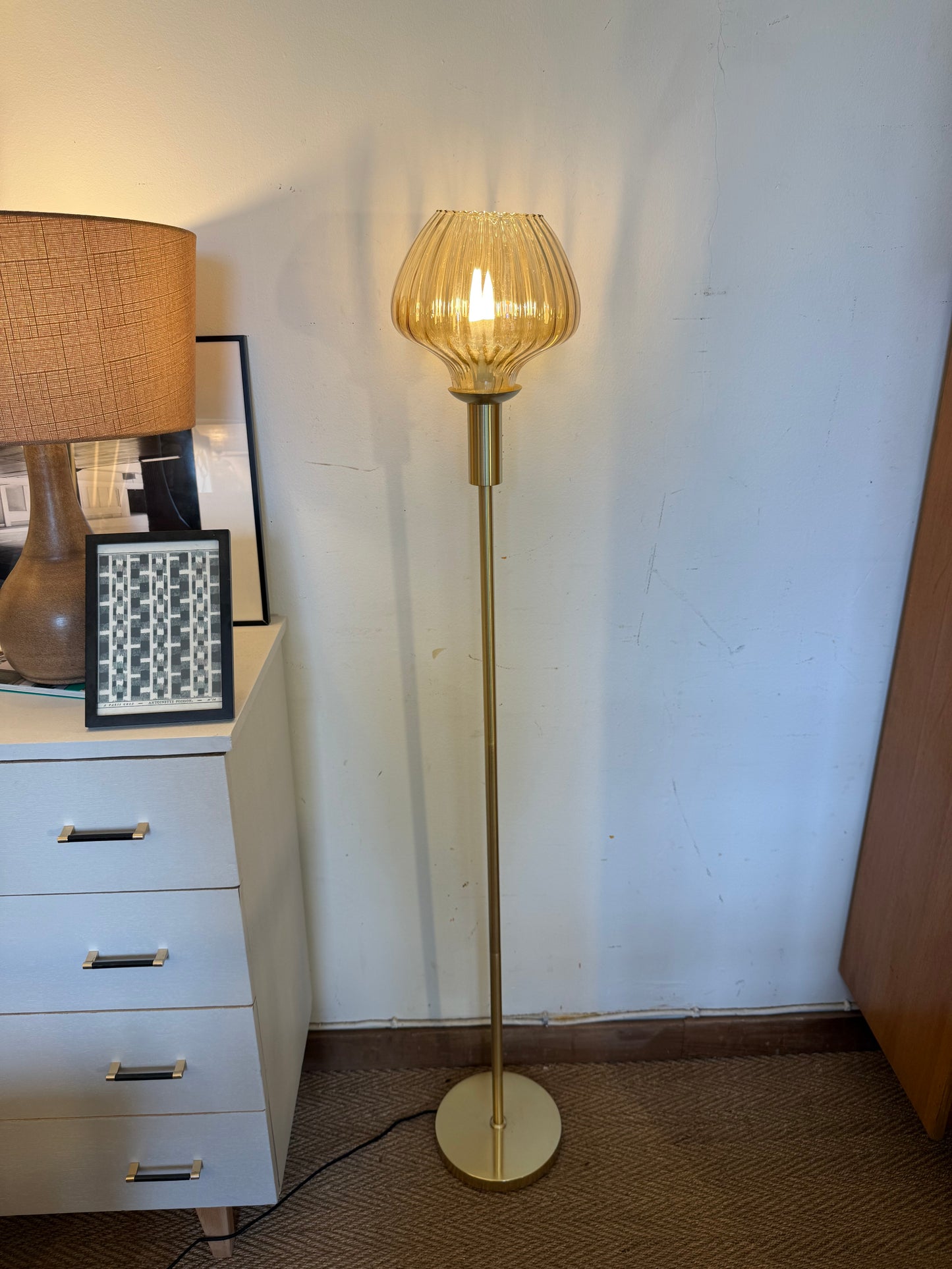 Lampadaire en laiton doré et globe en verre ambré vintage