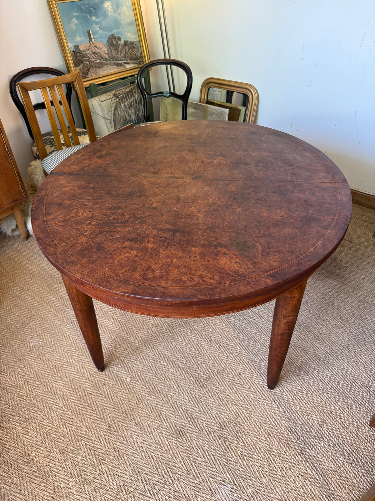 Table à manger ovale extensible en bois et placage en loupe de noyer