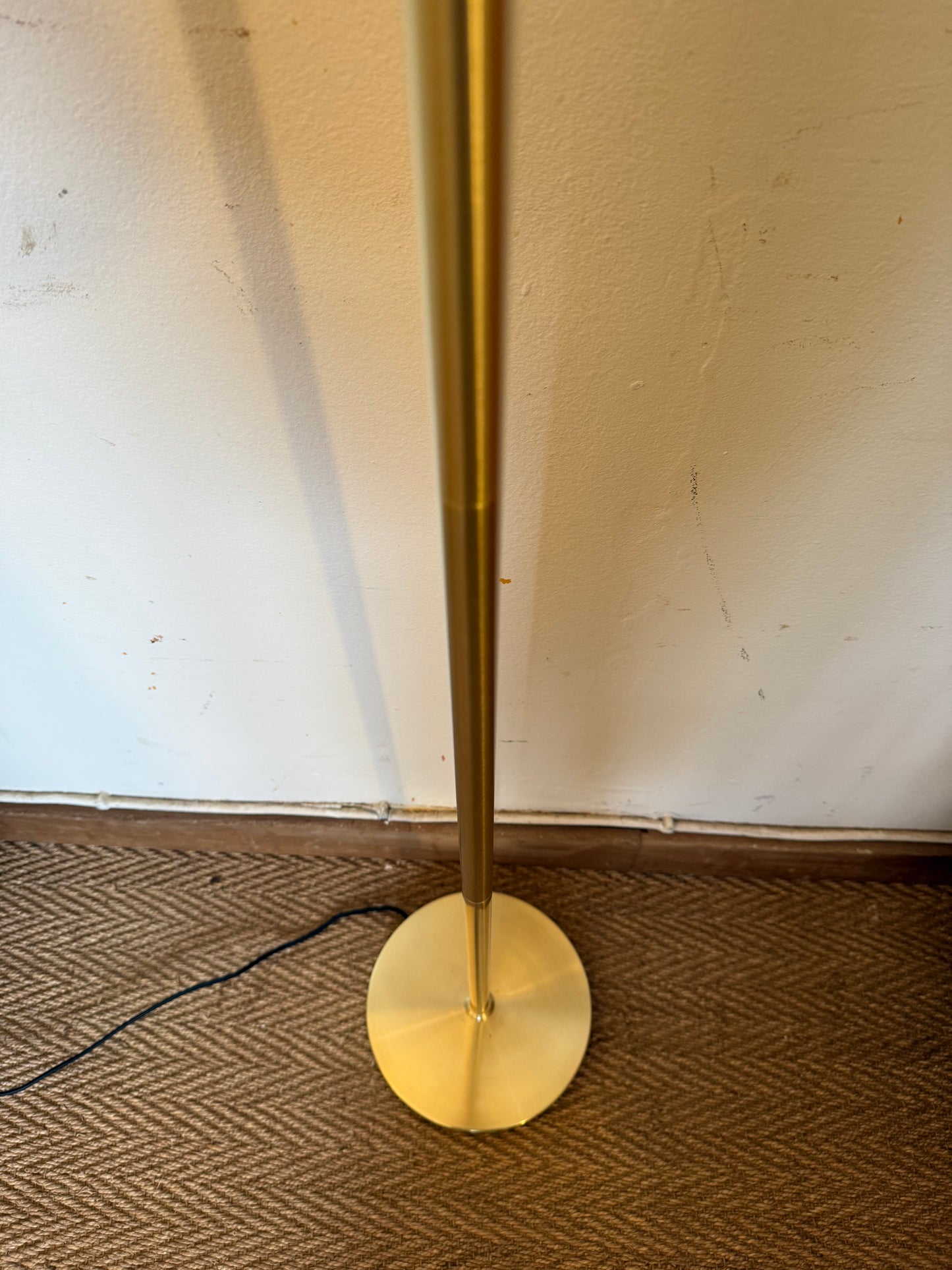Lampadaire en laiton doré et globe en verre ambré vintage