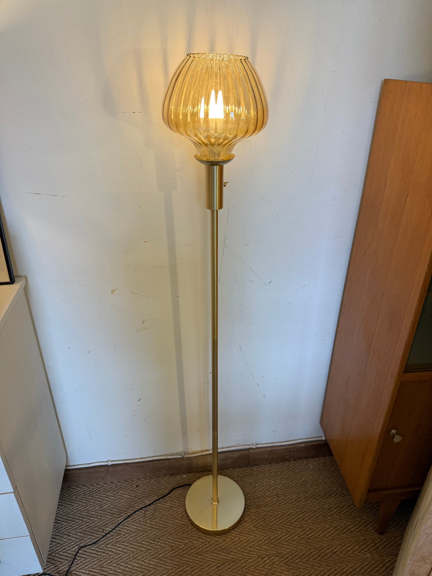 Lampadaire en laiton doré et globe en verre ambré vintage