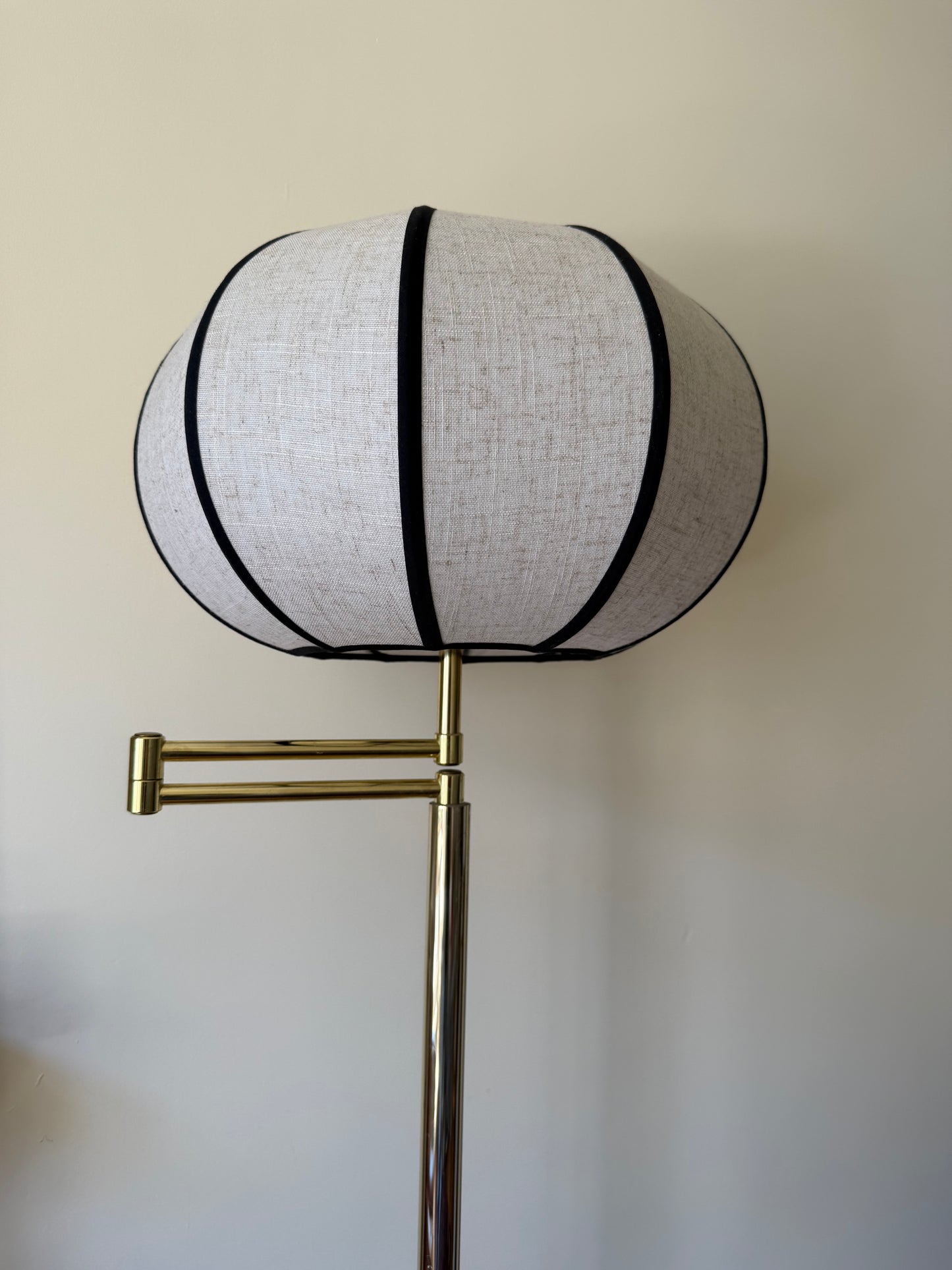 Lampadaire vintage bras articulé laiton doré abat jour lin