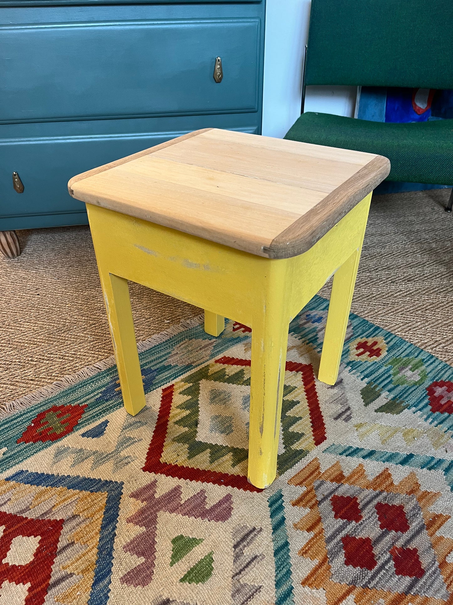 Tabouret coffre vintage en bois patiné jaune