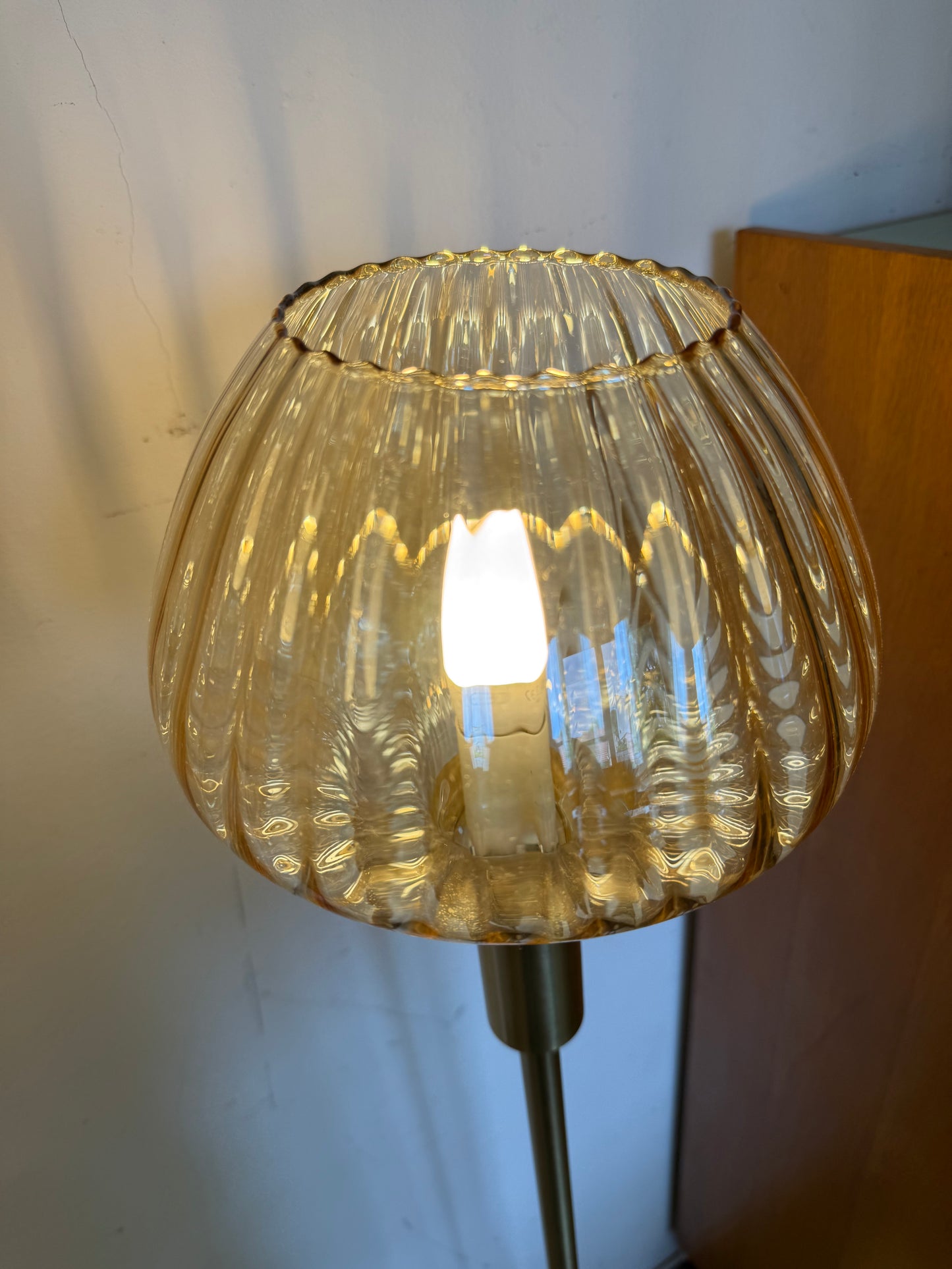 Lampadaire en laiton doré et globe en verre ambré vintage