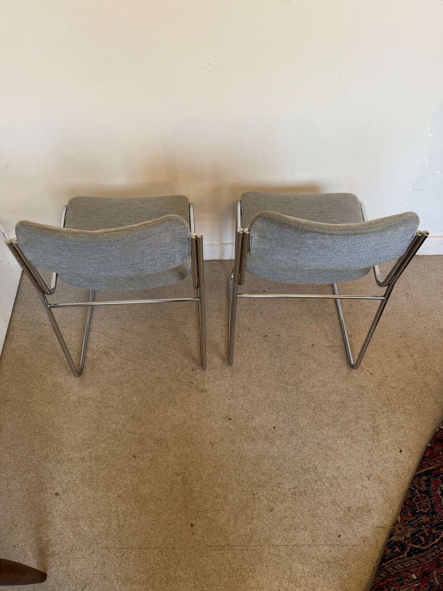 Paire de chaises vintage chrome et tissu tweed bleu clair