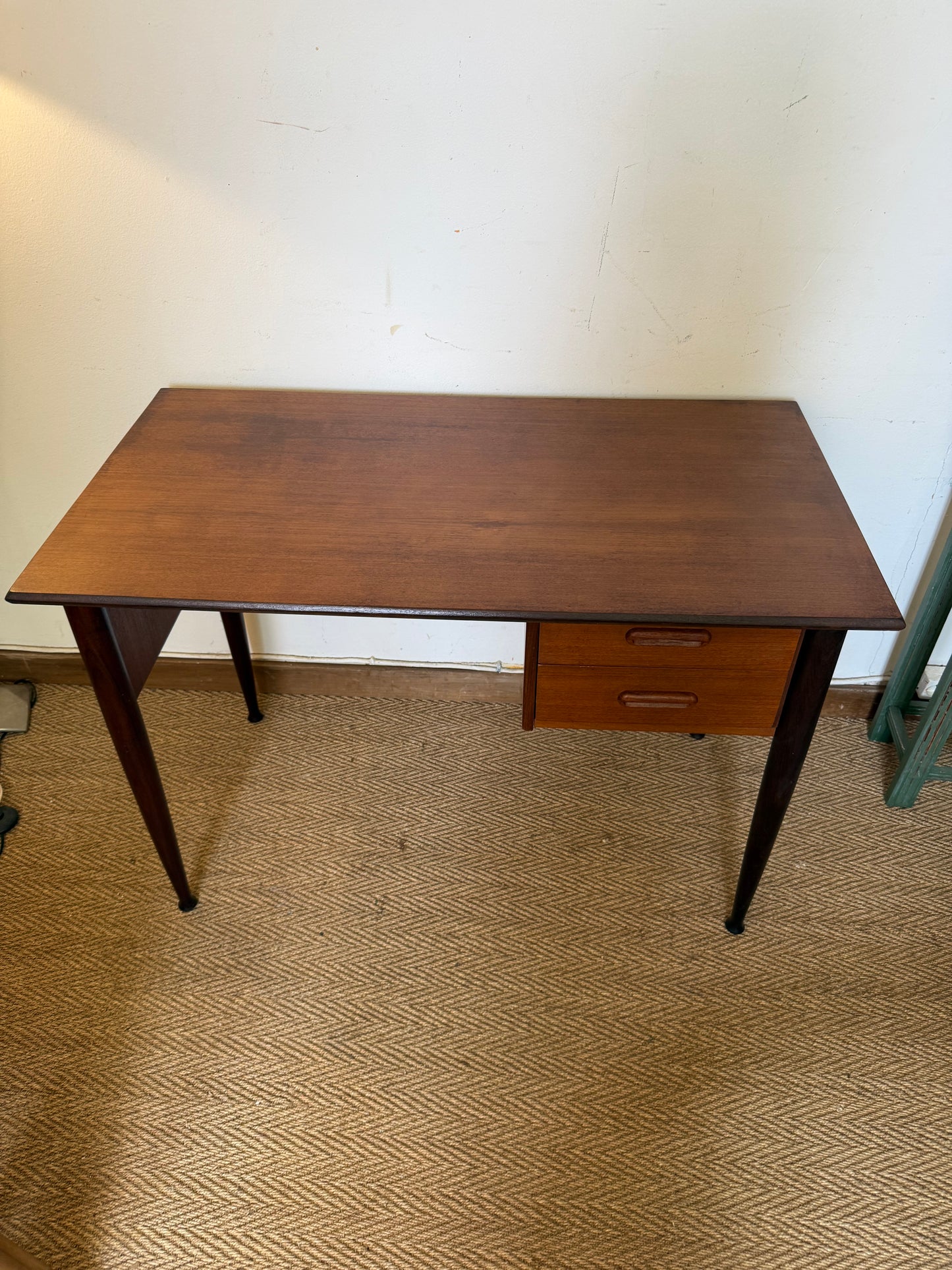 Bureau vintage style scandinave pieds fuselés