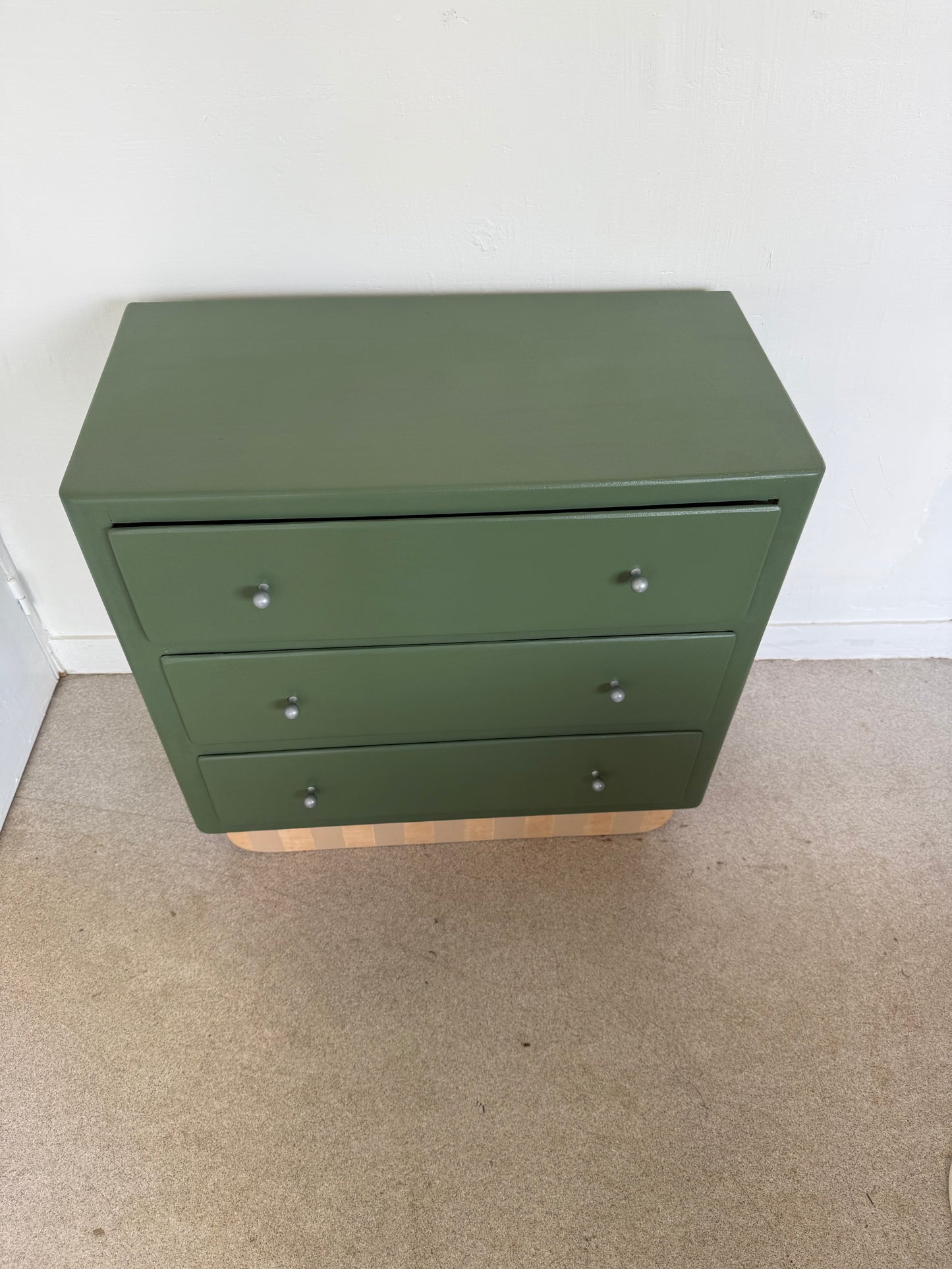 Commode vintage vert olive piètement rayé