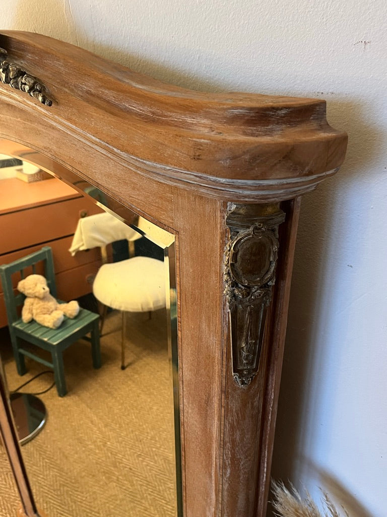 Grand miroir ancien en bois et glace biseautée