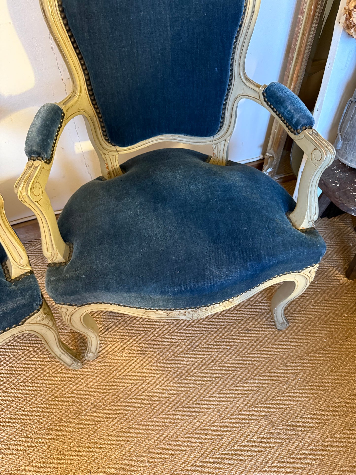 Paire de fauteuils cabriolet style Louis XV