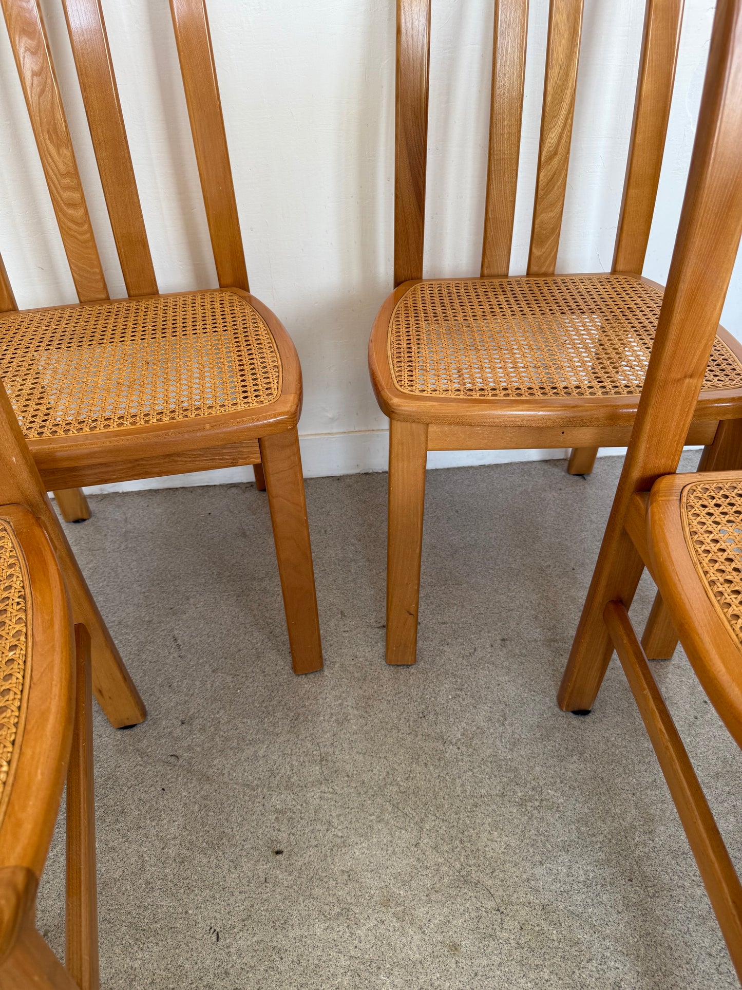 Lot de 4 chaises vintage en orme massif et cannage