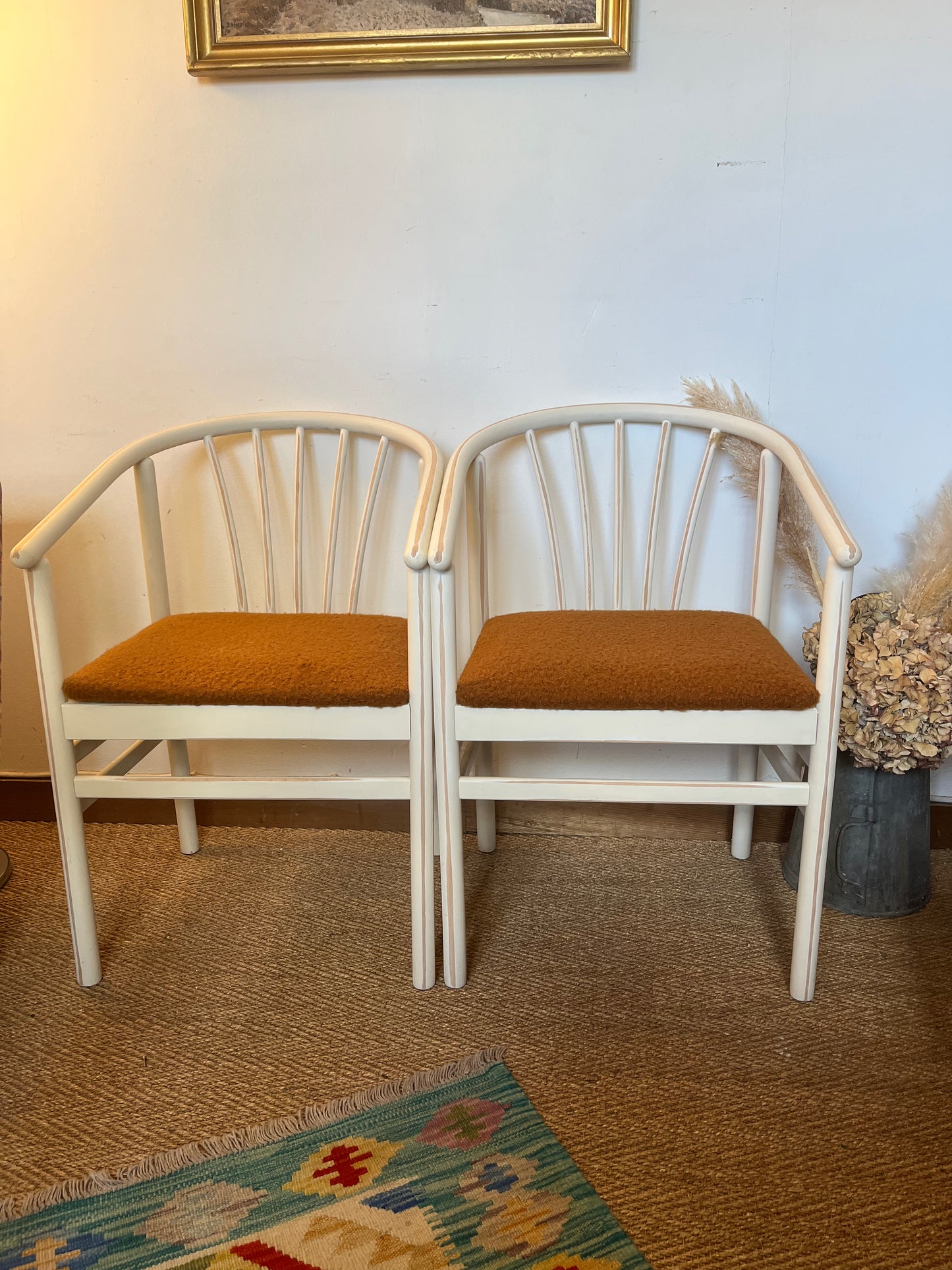 Paire de fauteuils en bois et laine bouclette camel