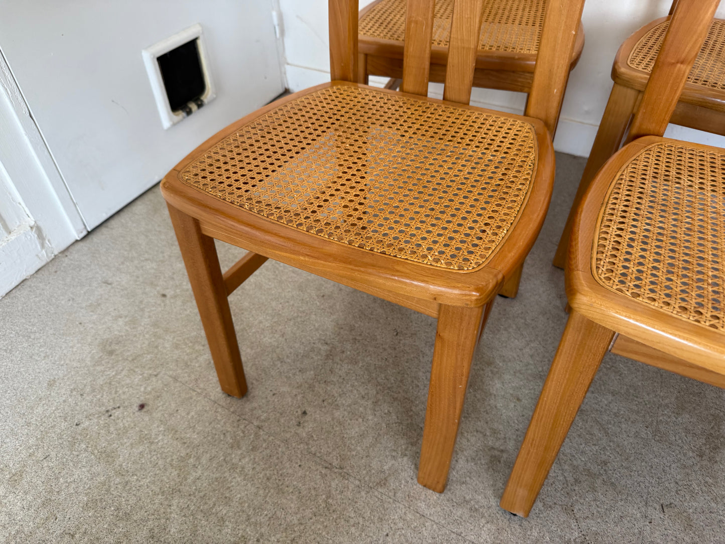 Lot de 4 chaises vintage en orme massif et cannage