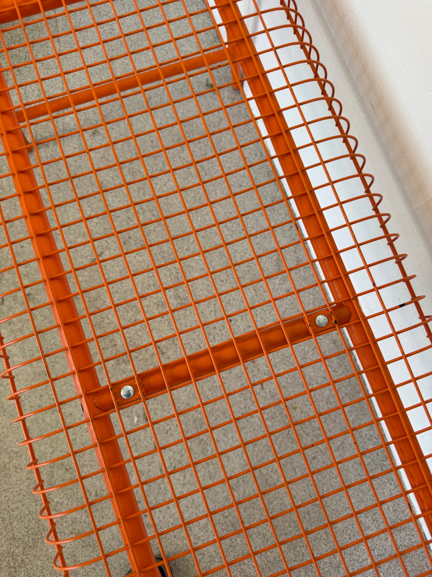 Banc IKEA modèle Vasteron en métal laqué orange