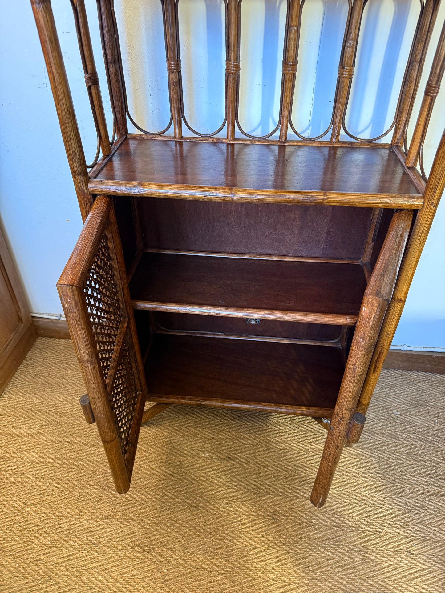 Bibliothèque étagère vintage en rotin et cannage
