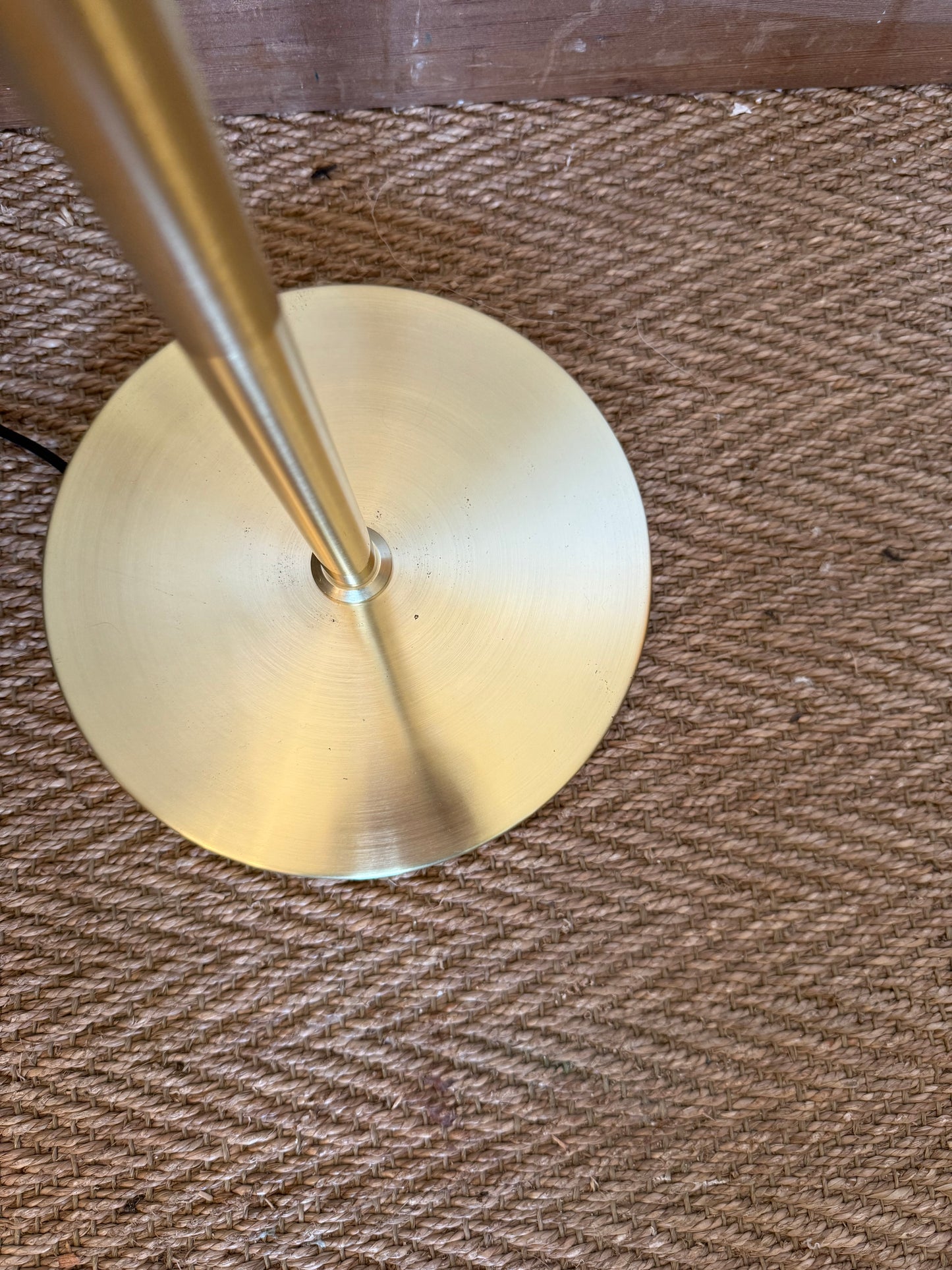 Lampadaire en laiton doré et globe en verre ambré vintage
