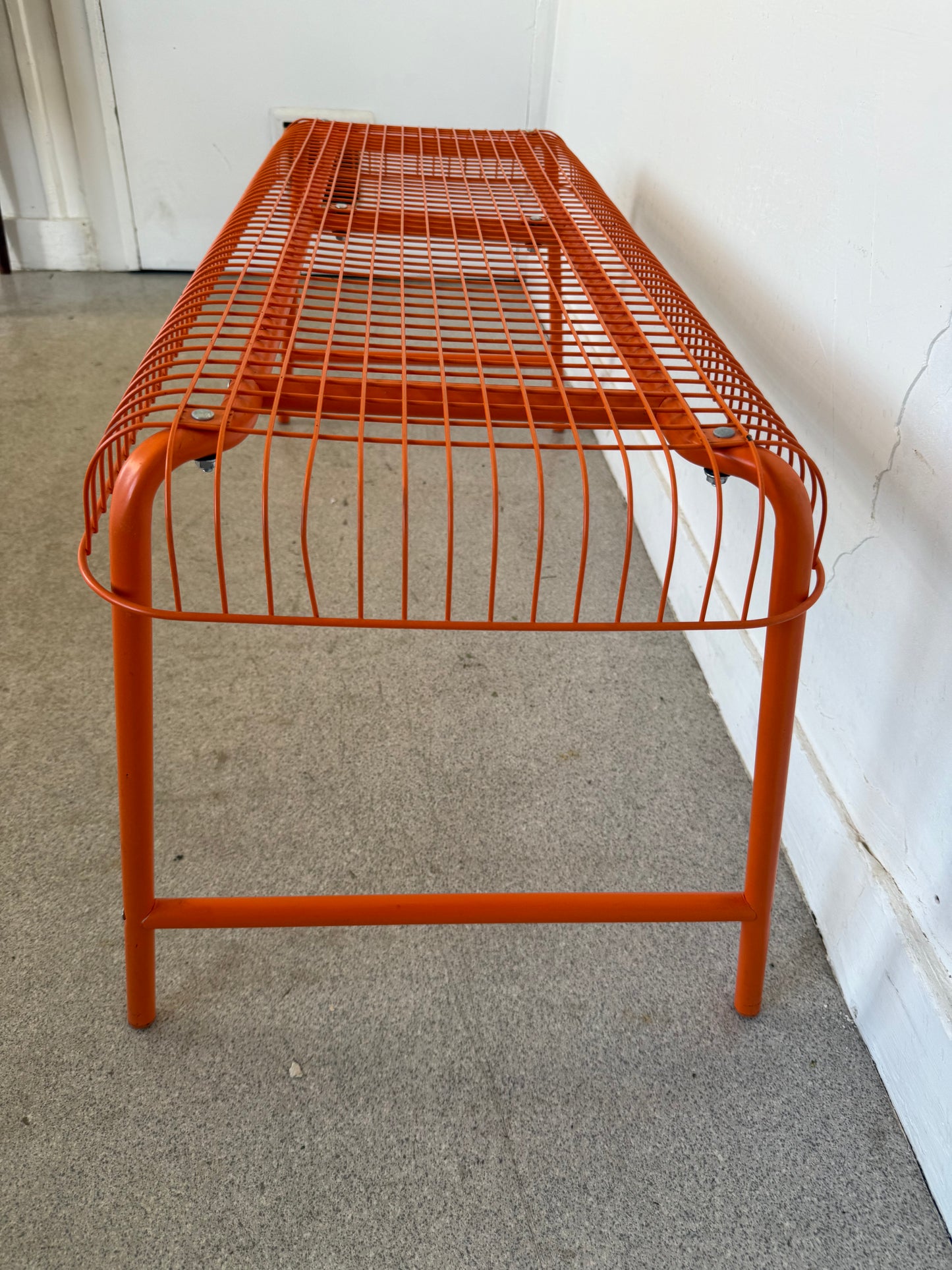 Banc IKEA modèle Vasteron en métal laqué orange