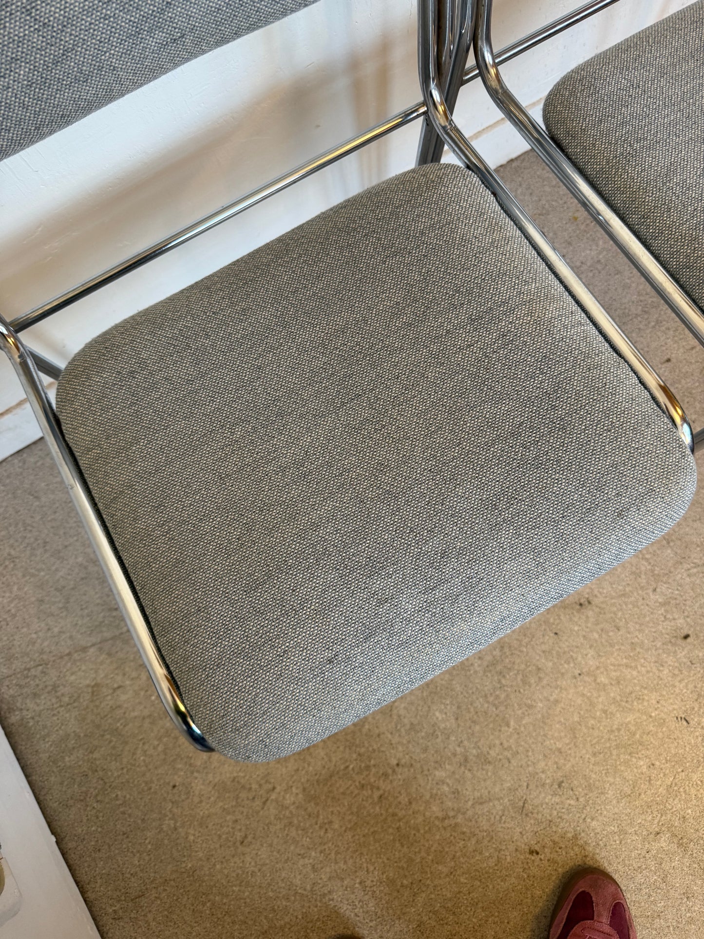 Paire de chaises vintage chrome et tissu tweed bleu clair