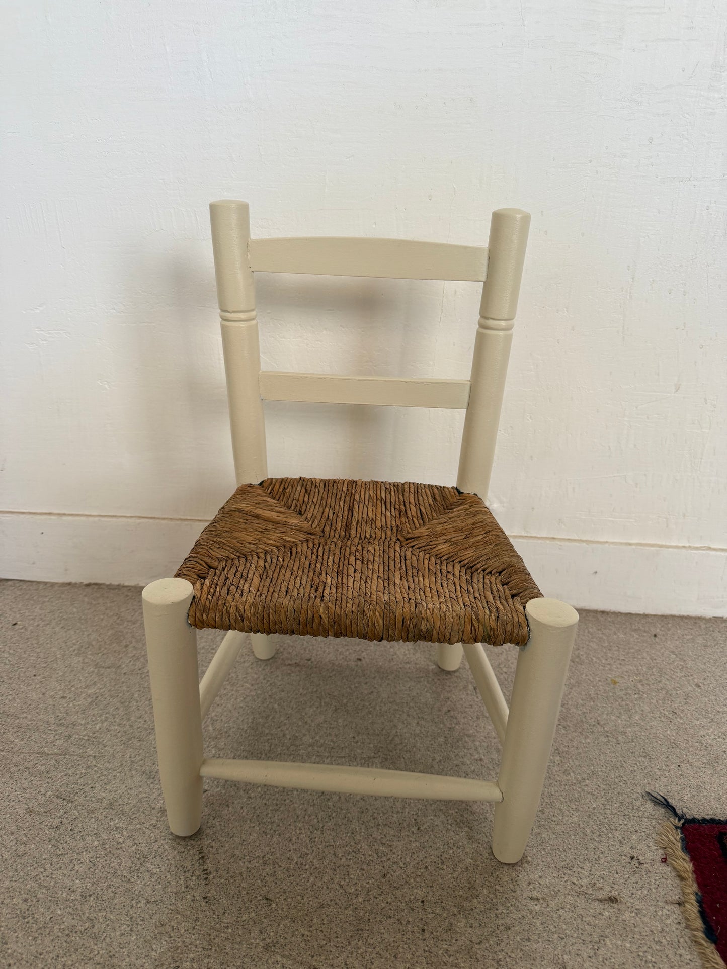 Chaise enfant bois blanc crème et paille