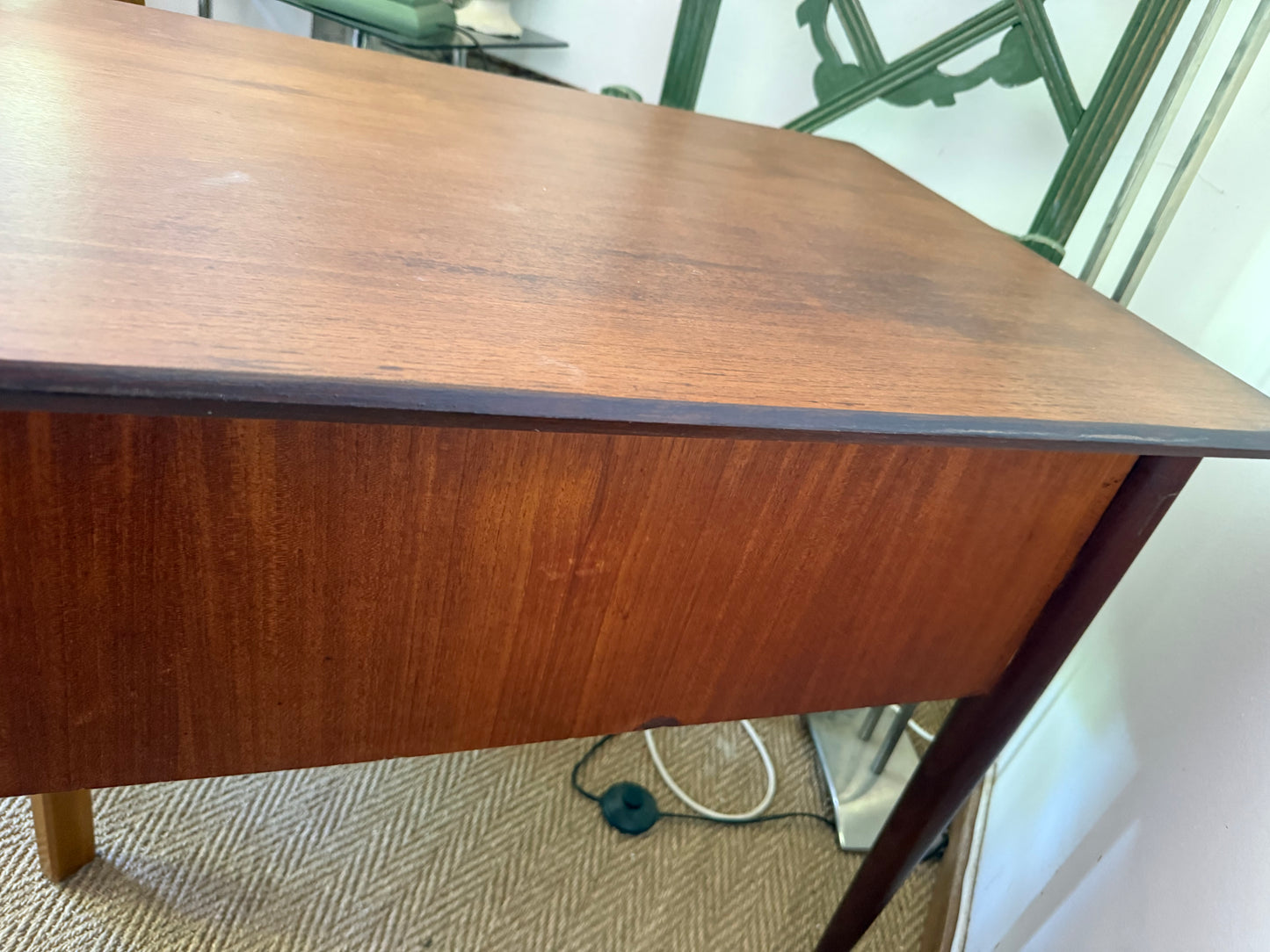 Bureau vintage style scandinave pieds fuselés
