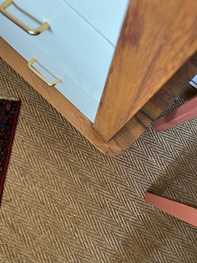 Commode vintage pieds fuseaux