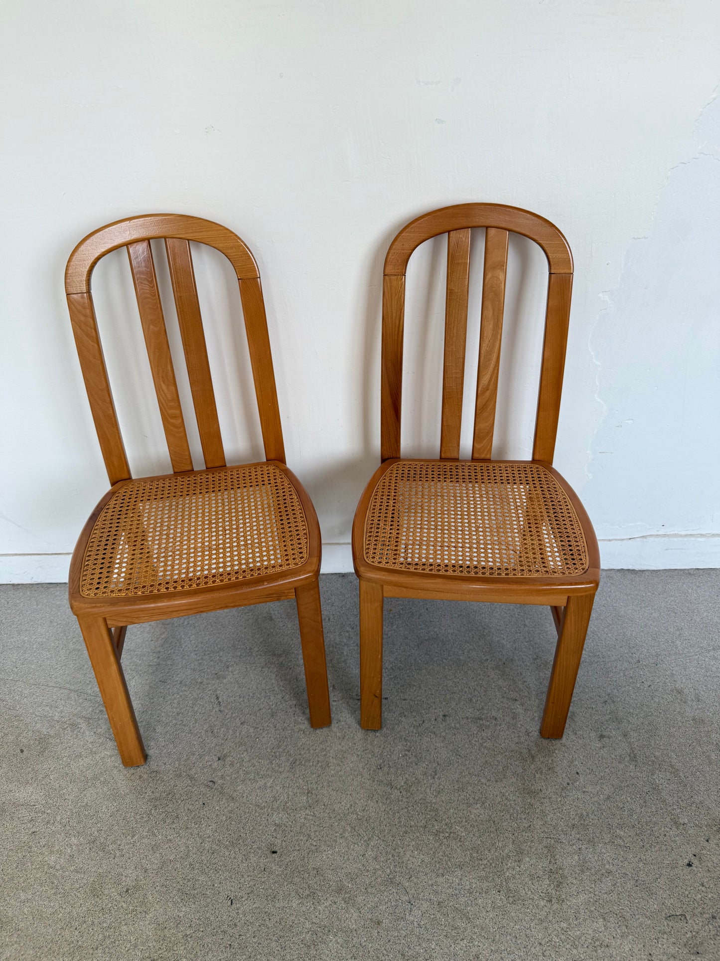 Lot de 4 chaises vintage en orme massif et cannage