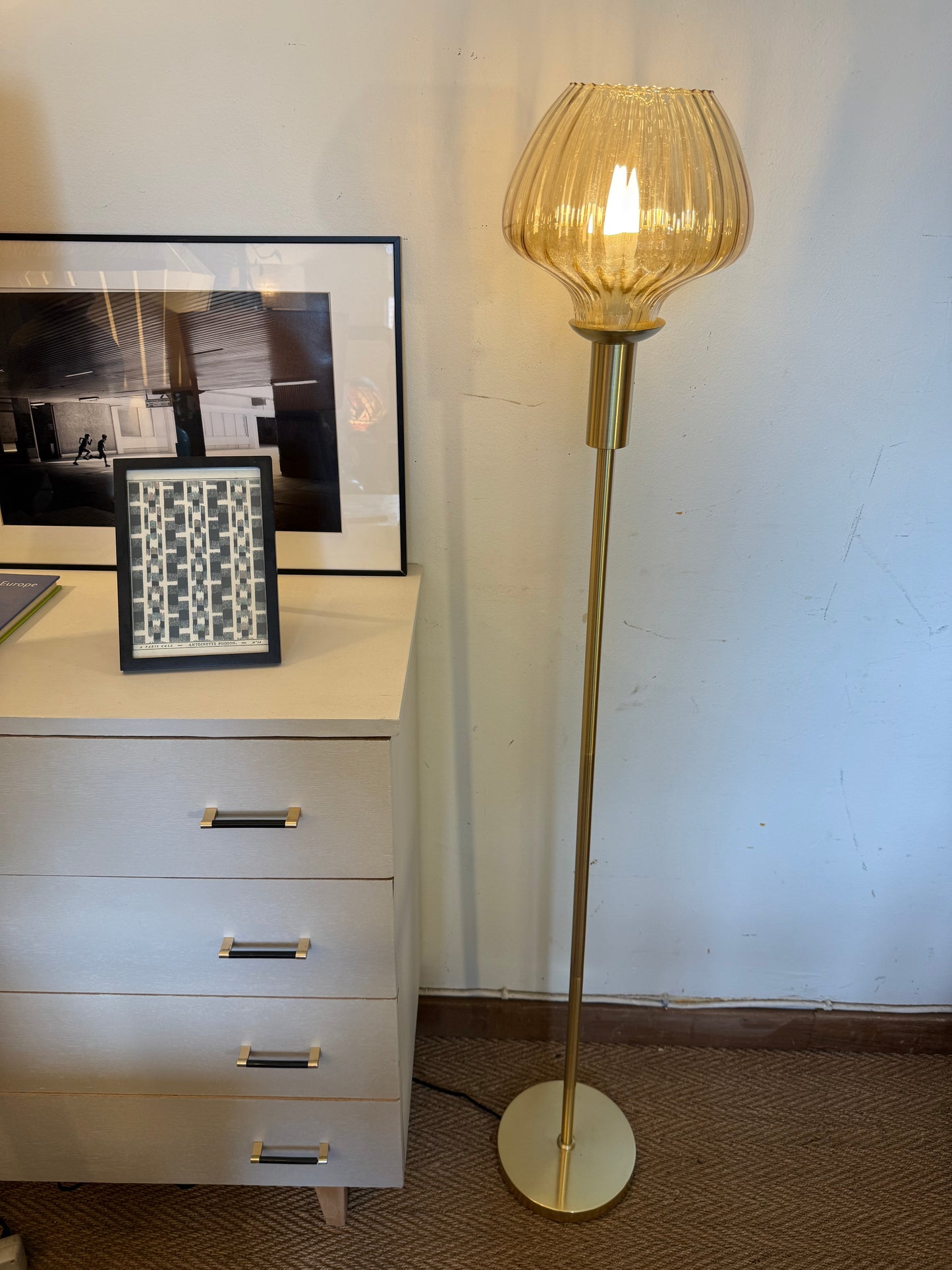 Lampadaire en laiton doré et globe en verre ambré vintage
