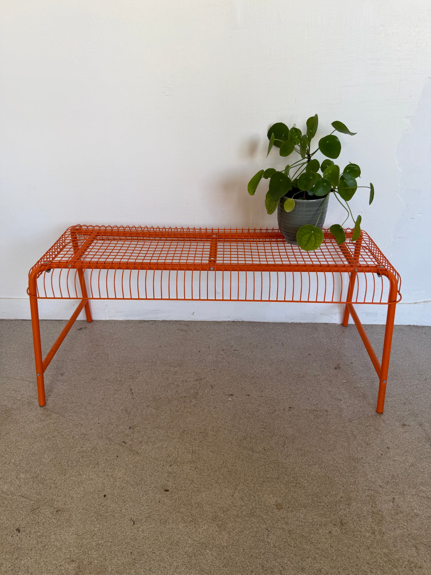 Banc IKEA modèle Vasteron en métal laqué orange