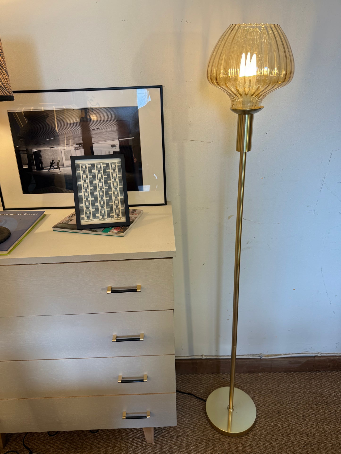 Lampadaire en laiton doré et globe en verre ambré vintage