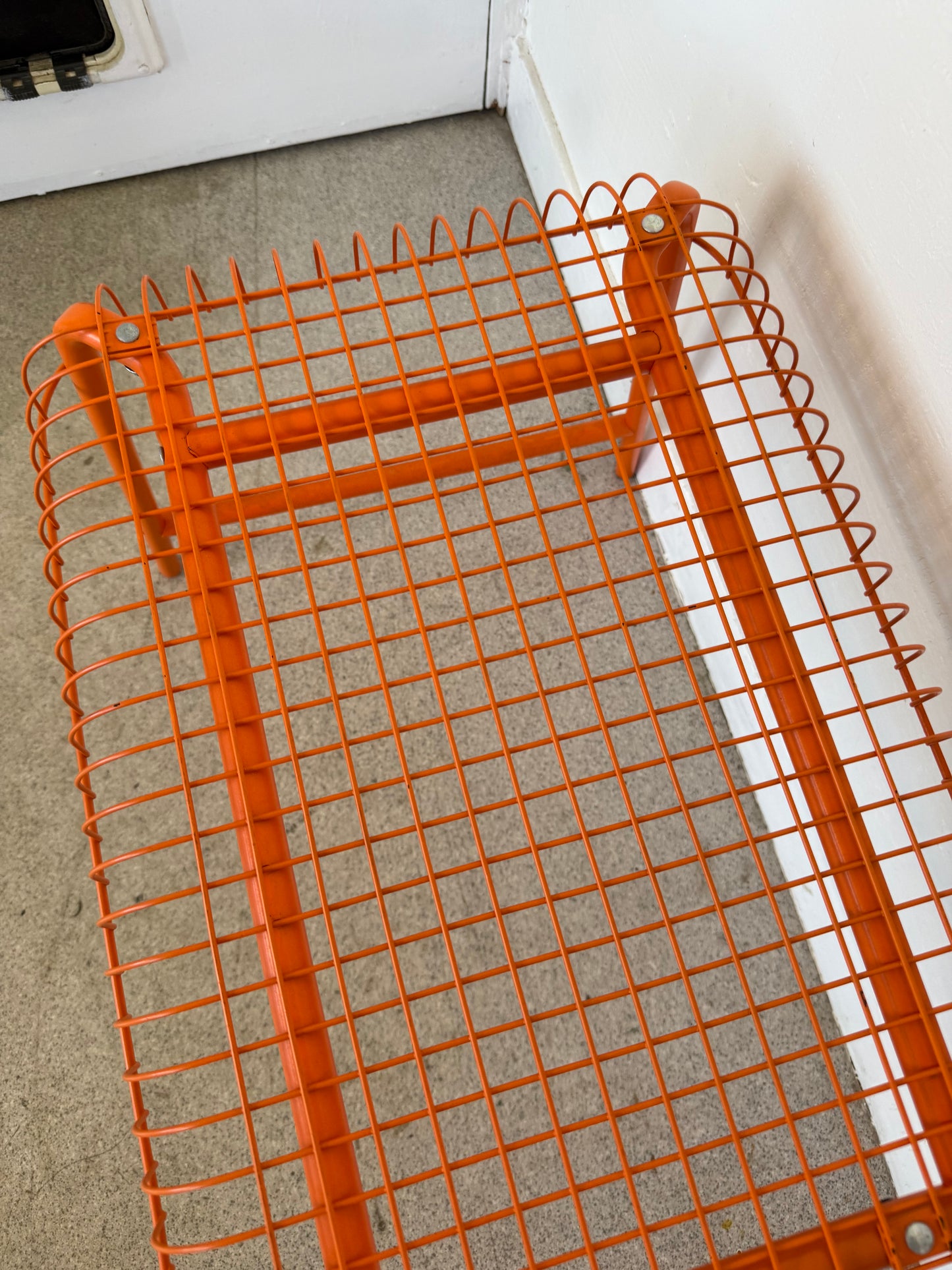 Banc IKEA modèle Vasteron en métal laqué orange