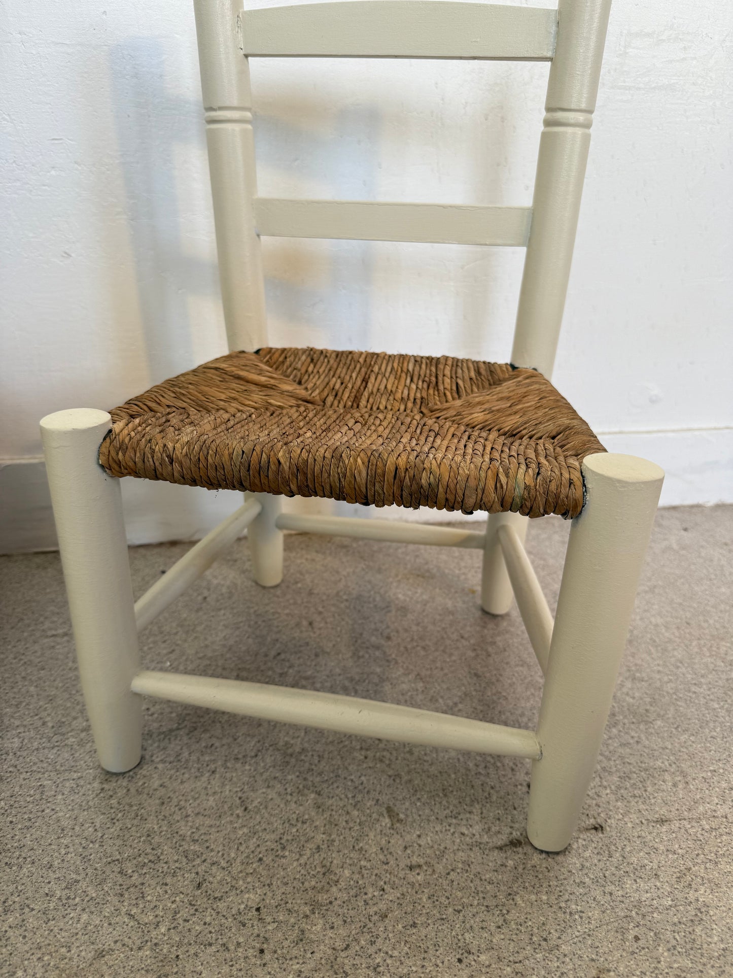 Chaise enfant bois blanc crème et paille