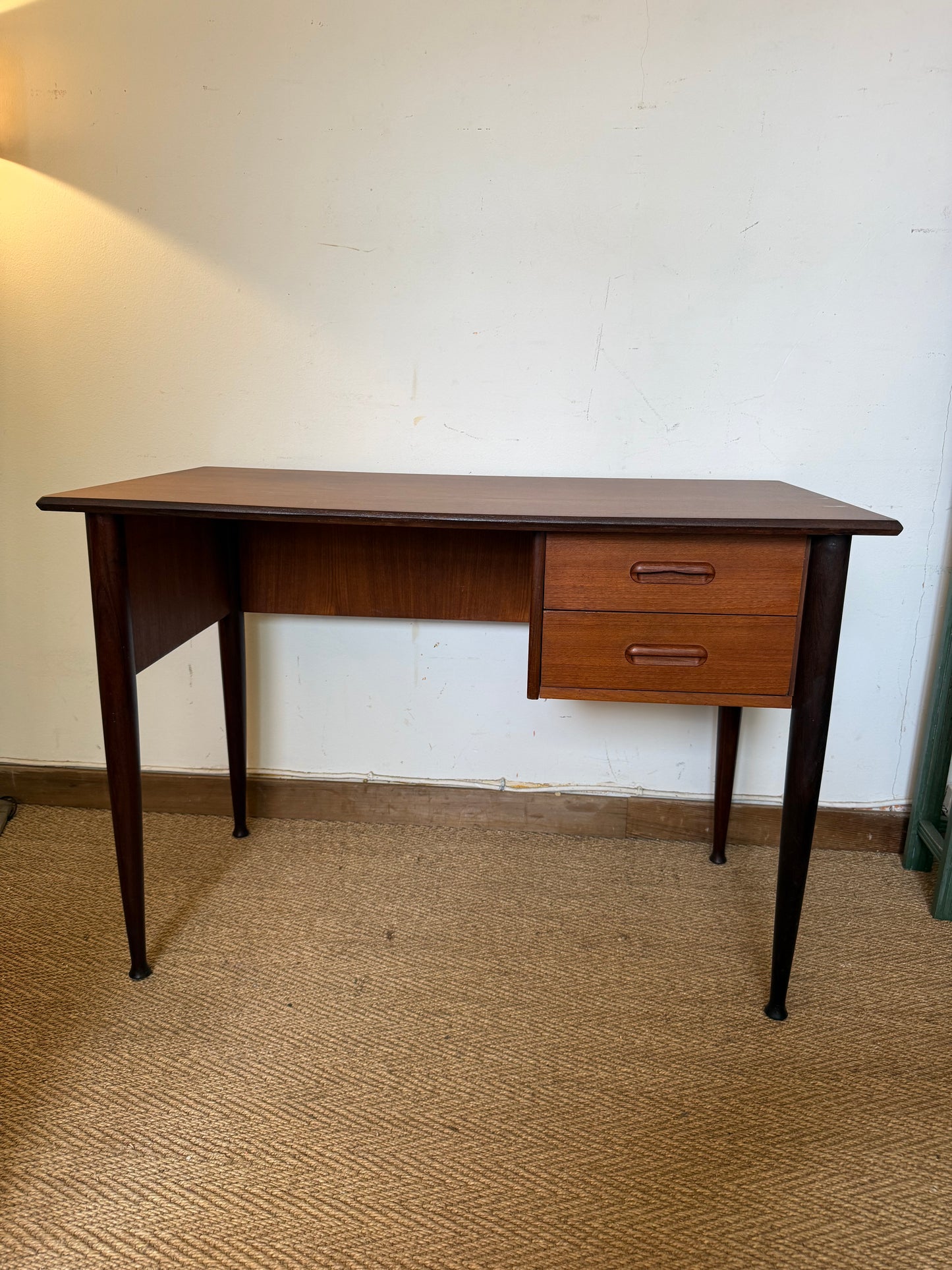 Bureau vintage style scandinave pieds fuselés