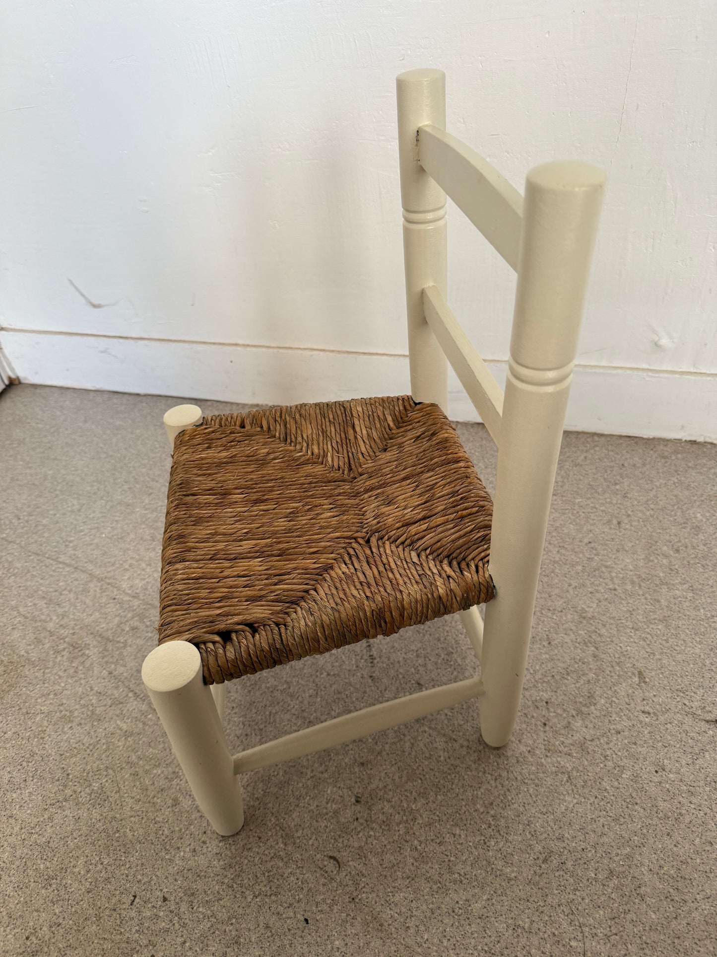 Chaise enfant bois blanc crème et paille