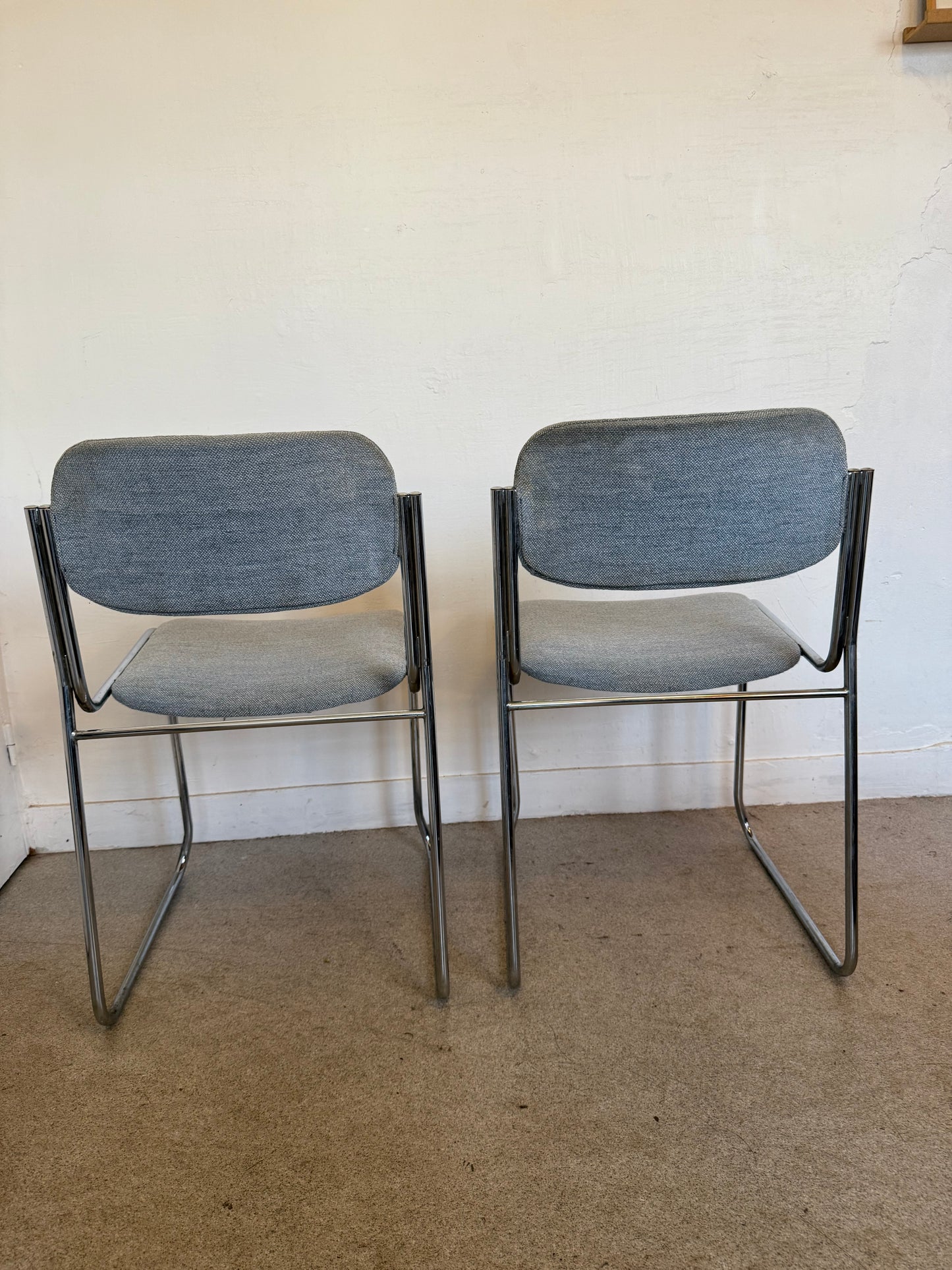 Paire de chaises vintage chrome et tissu tweed bleu clair