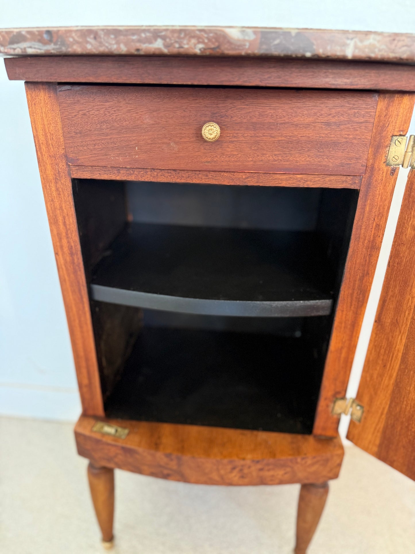 Meuble de chevet / appoint style Louis XVI marqueterie et loupe