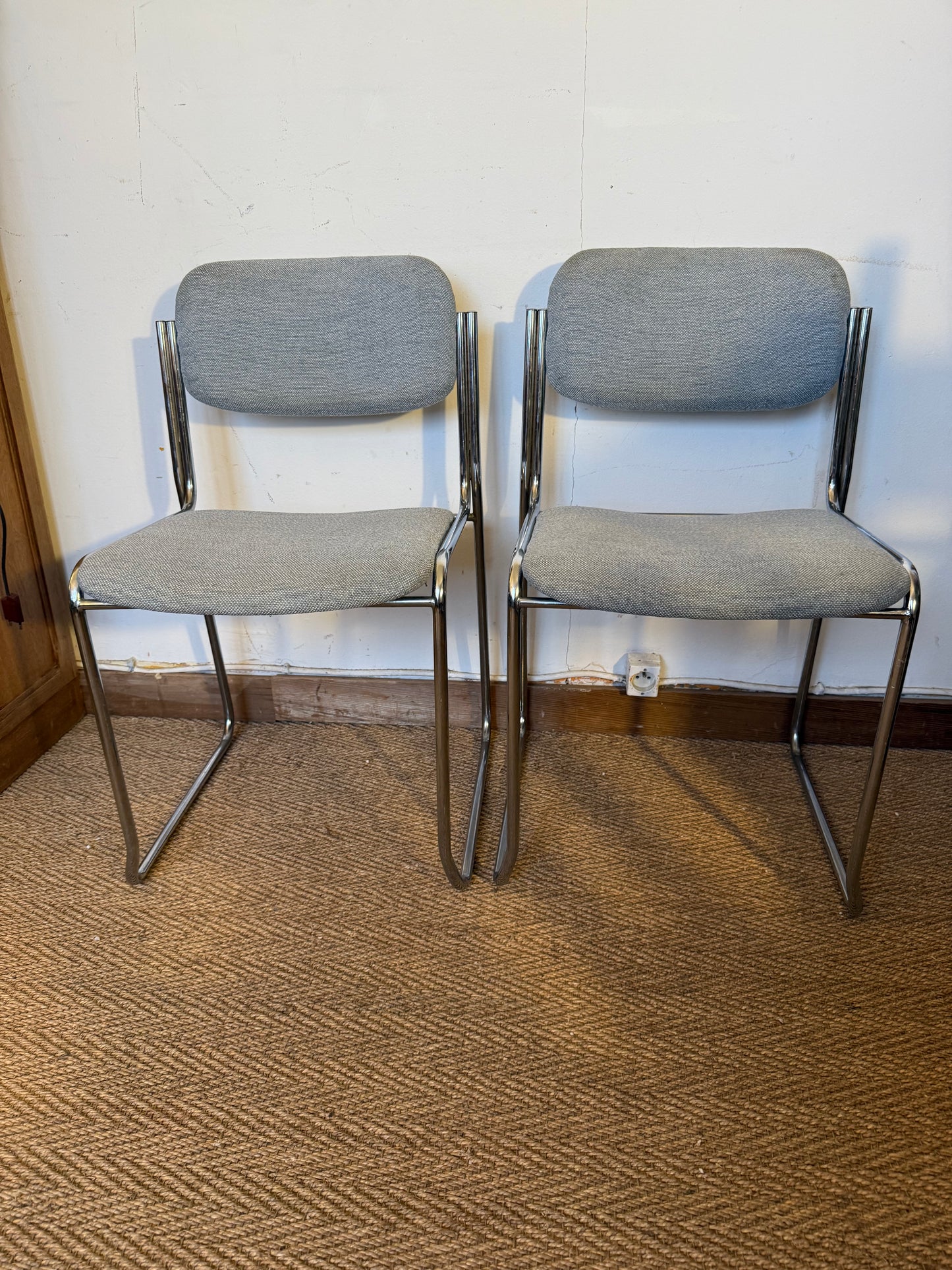 Paire de chaises vintage chrome et tissu tweed bleu clair