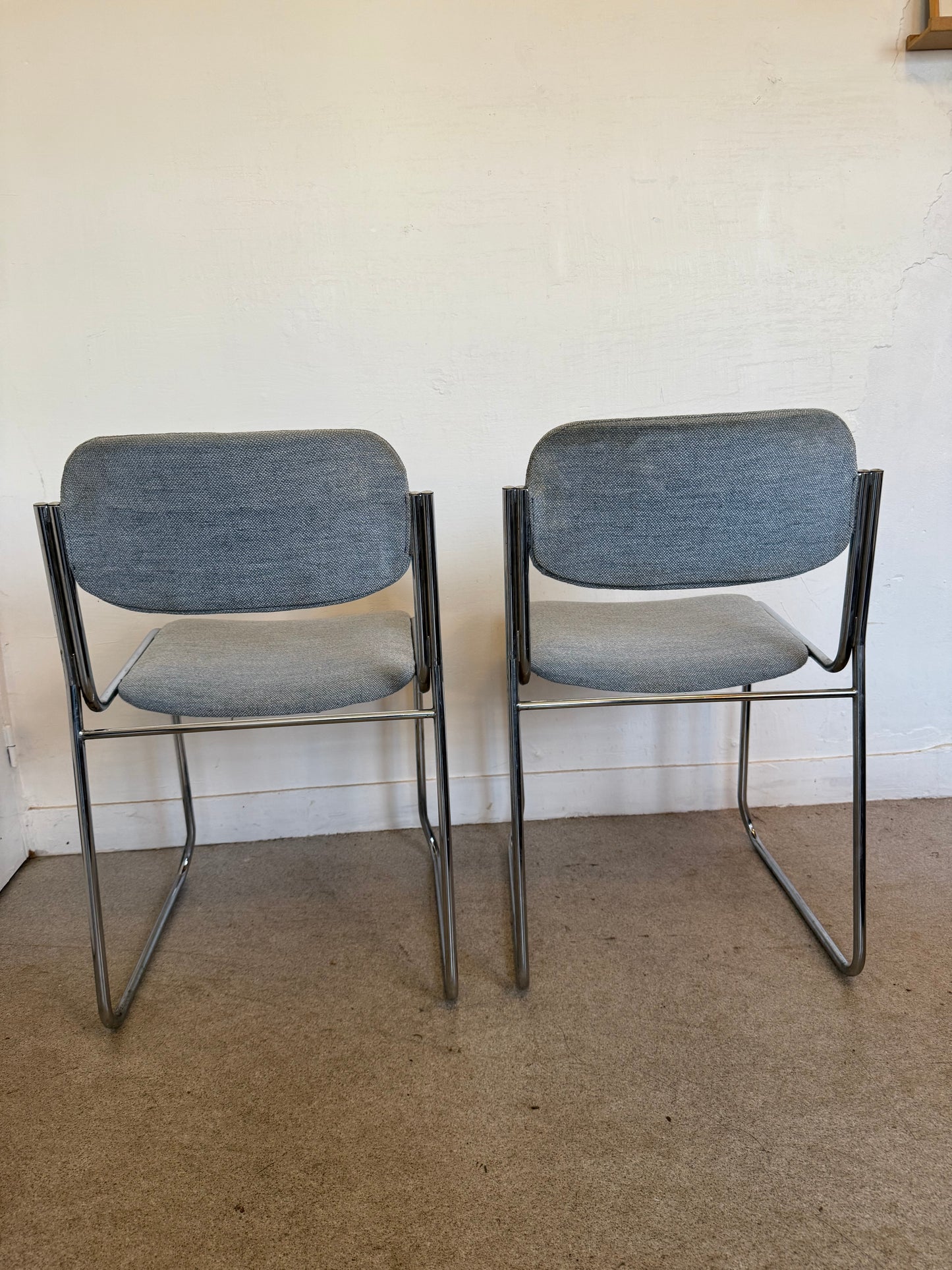 Paire de chaises vintage chrome et tissu tweed bleu clair