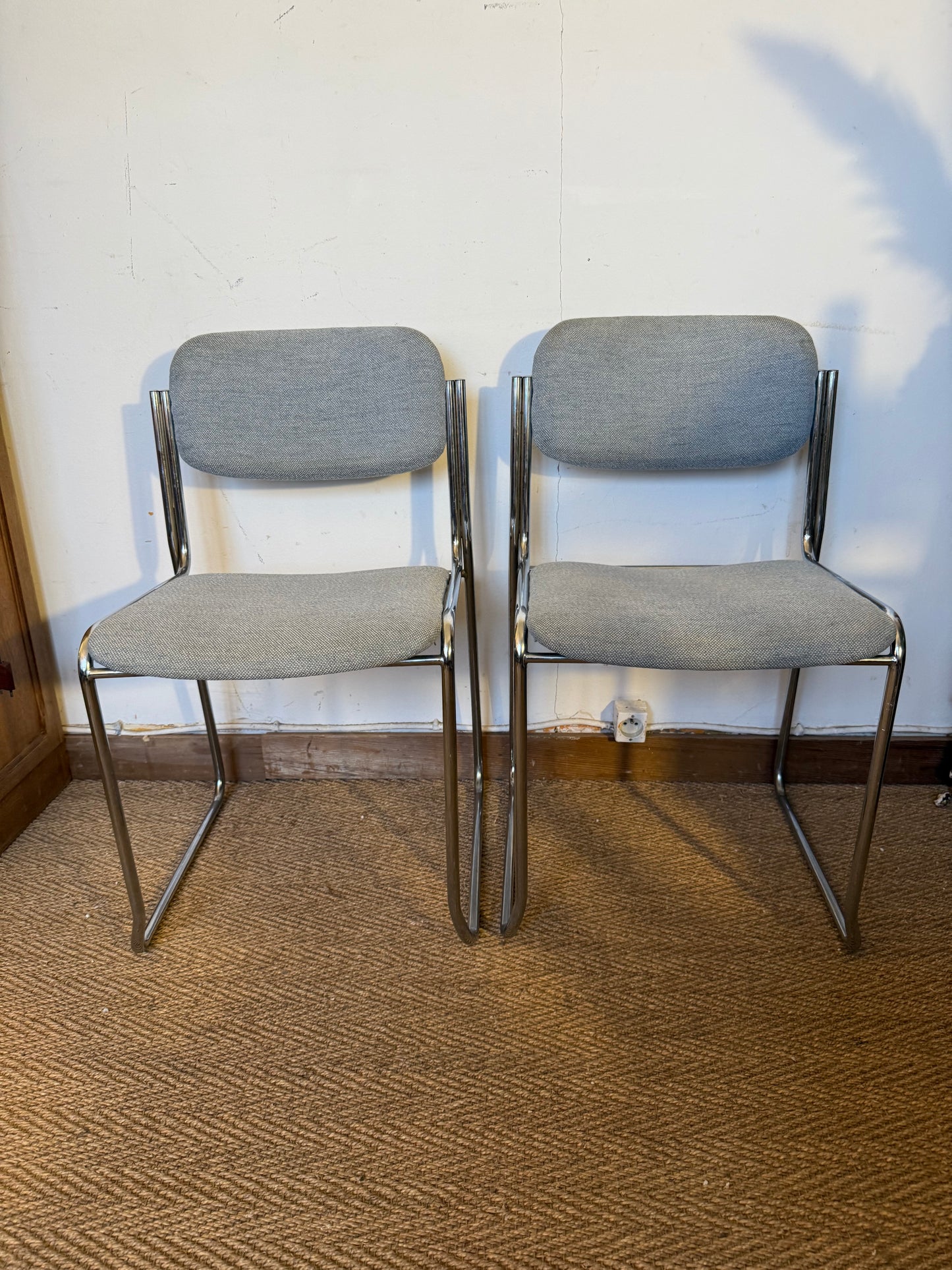 Paire de chaises vintage chrome et tissu tweed bleu clair