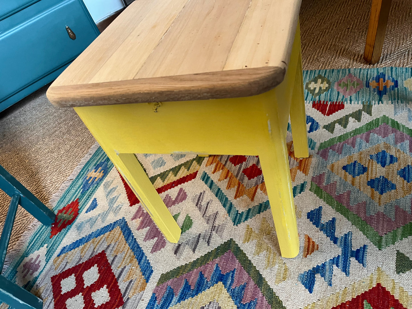 Tabouret coffre vintage en bois patiné jaune