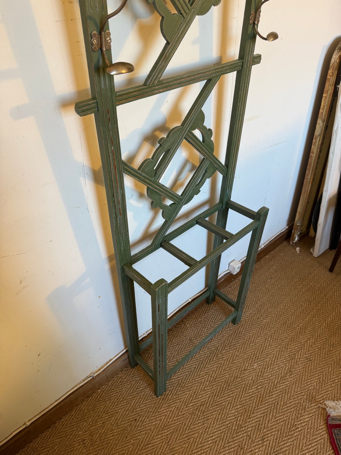 Porte manteau en bois art déco patiné vert