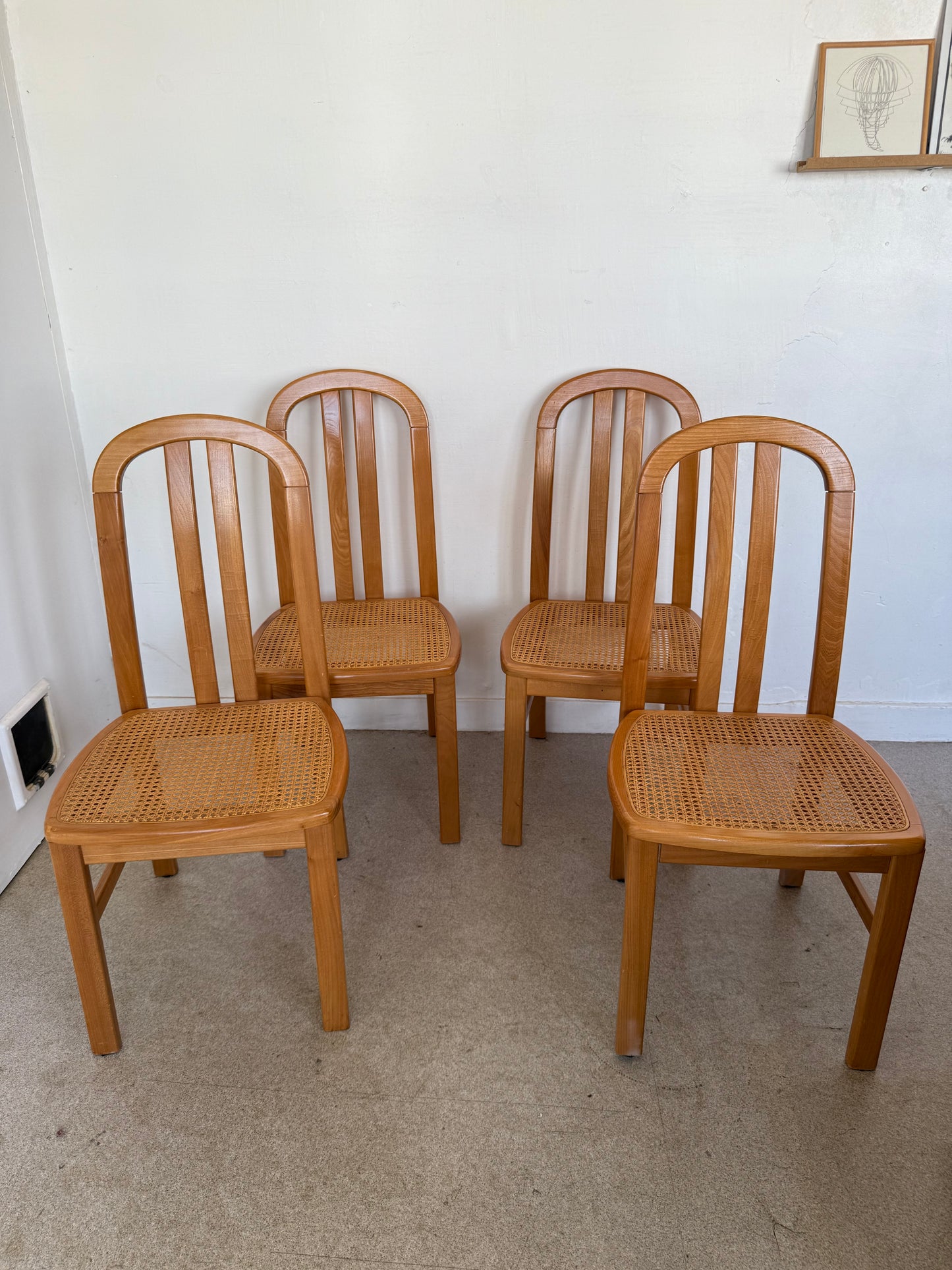 Lot de 4 chaises vintage en orme massif et cannage