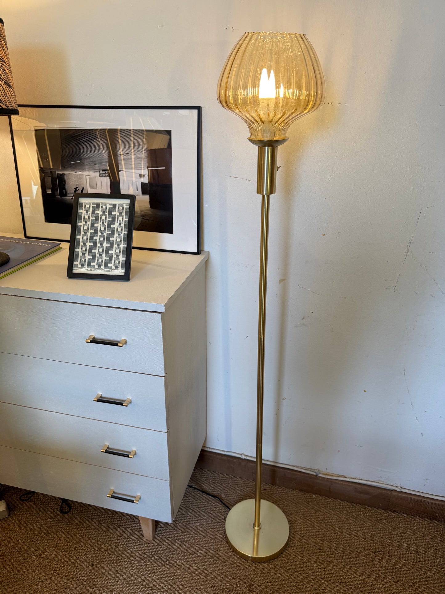Lampadaire en laiton doré et globe en verre ambré vintage