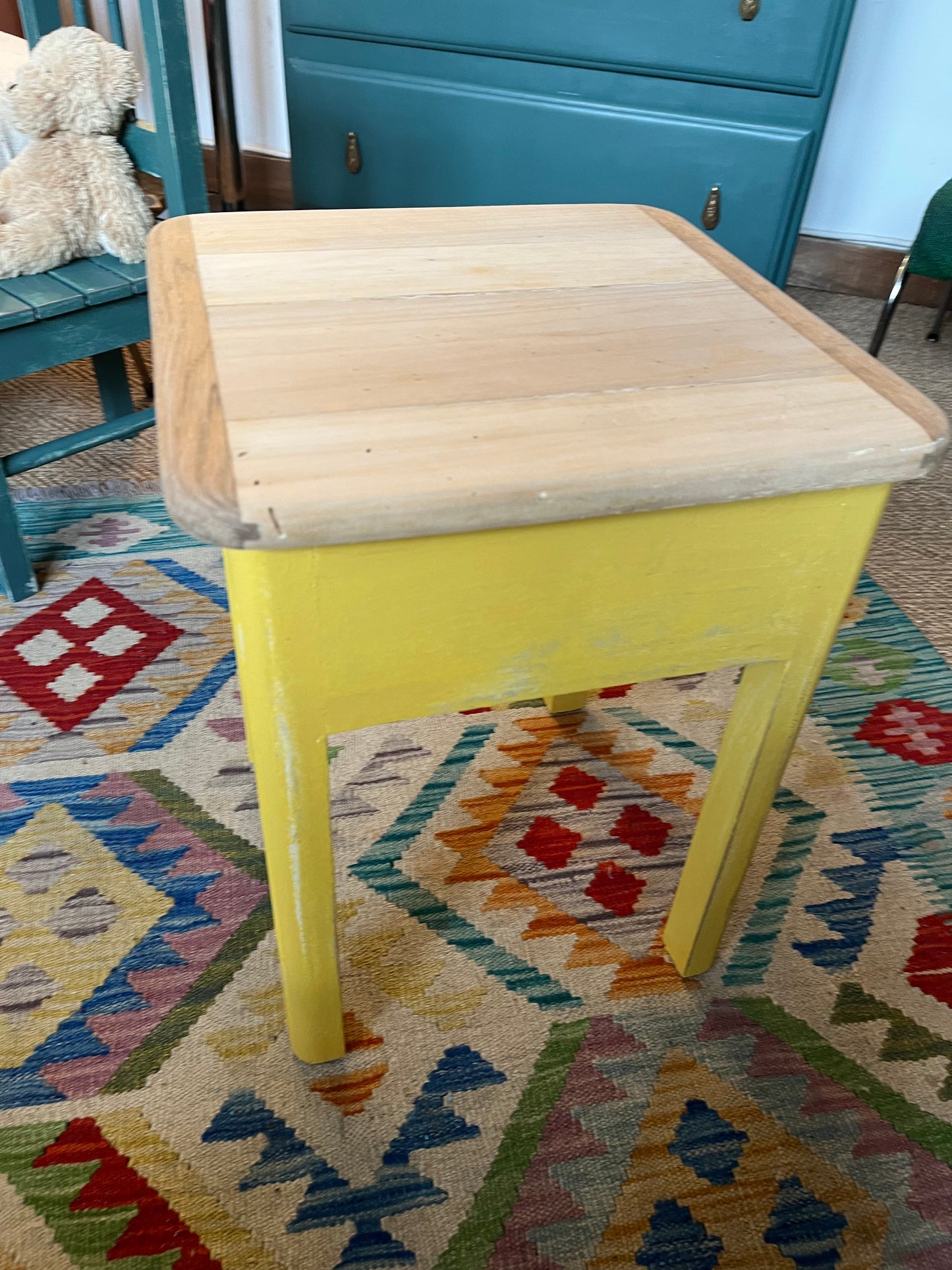 Tabouret coffre vintage en bois patiné jaune