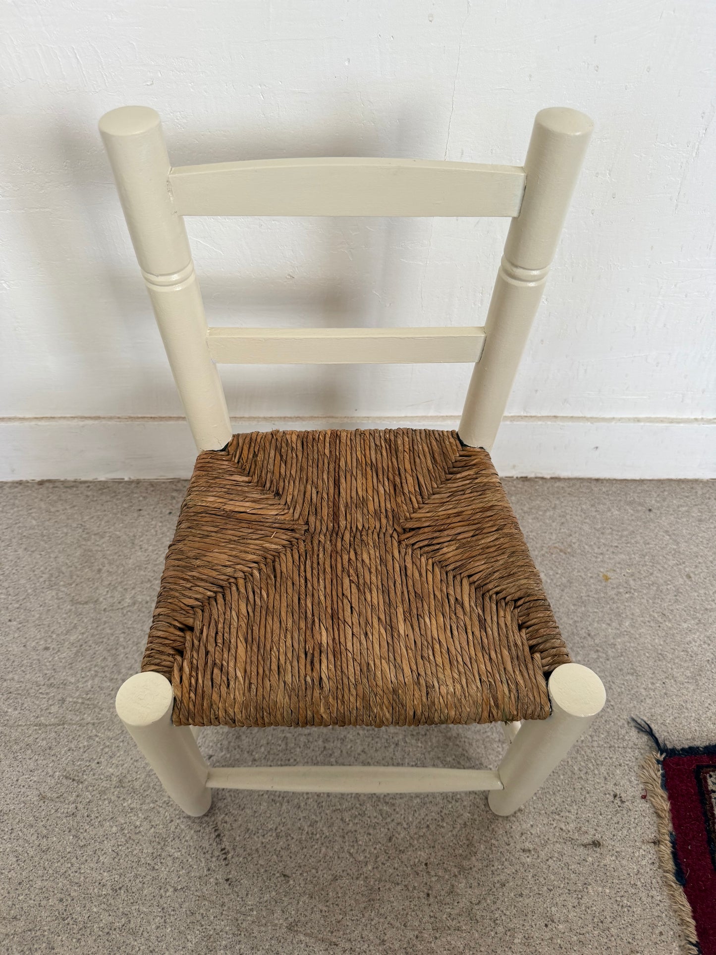 Chaise enfant bois blanc crème et paille