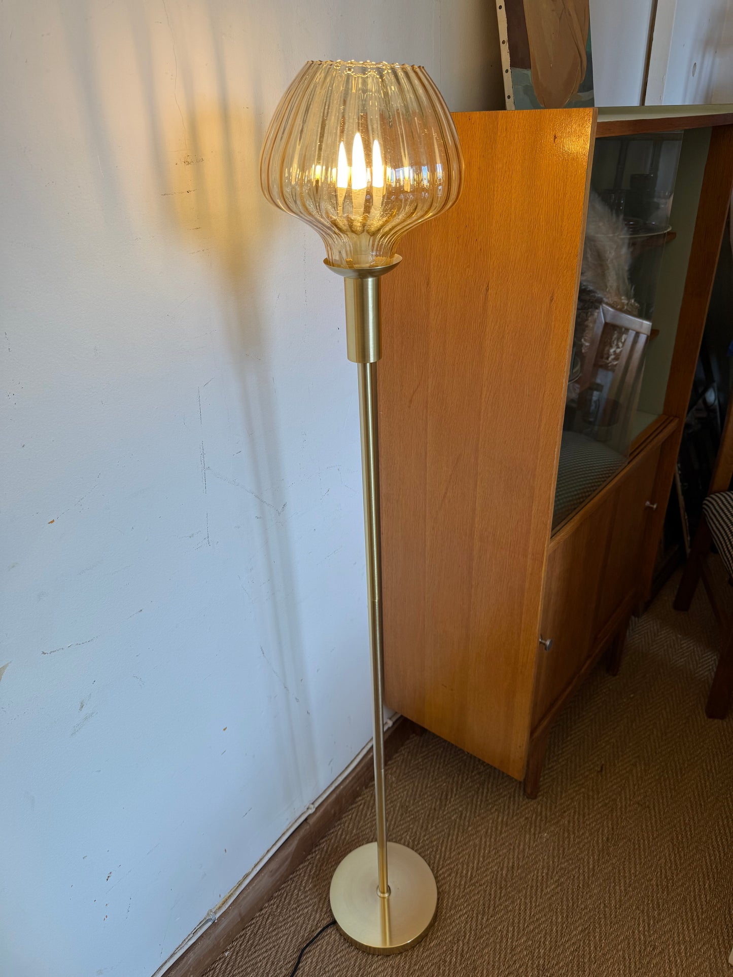 Lampadaire en laiton doré et globe en verre ambré vintage