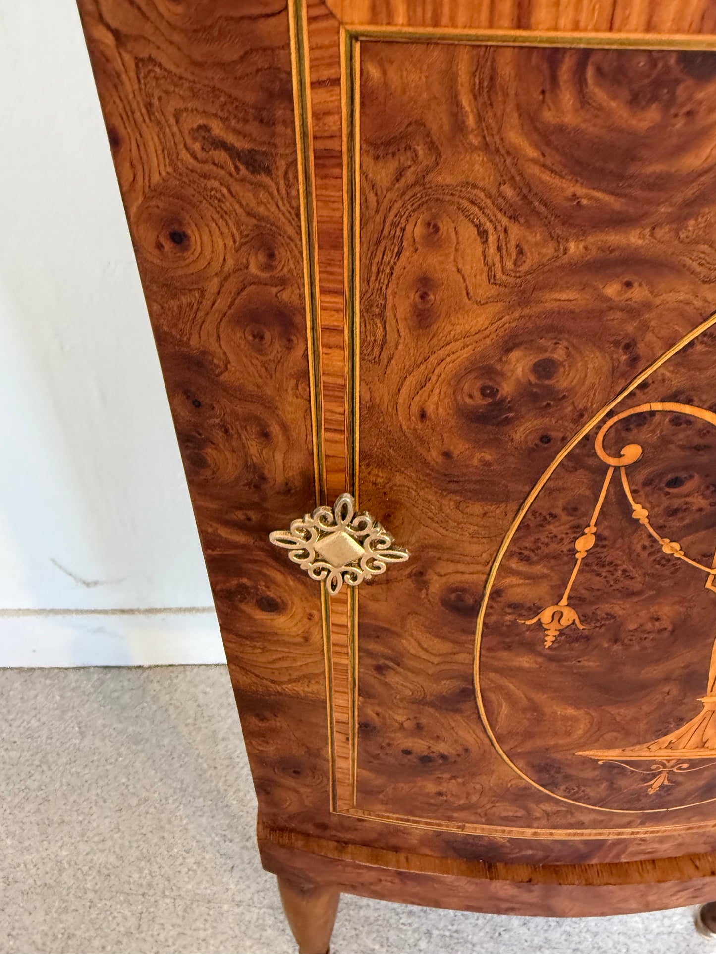 Meuble de chevet / appoint style Louis XVI marqueterie et loupe