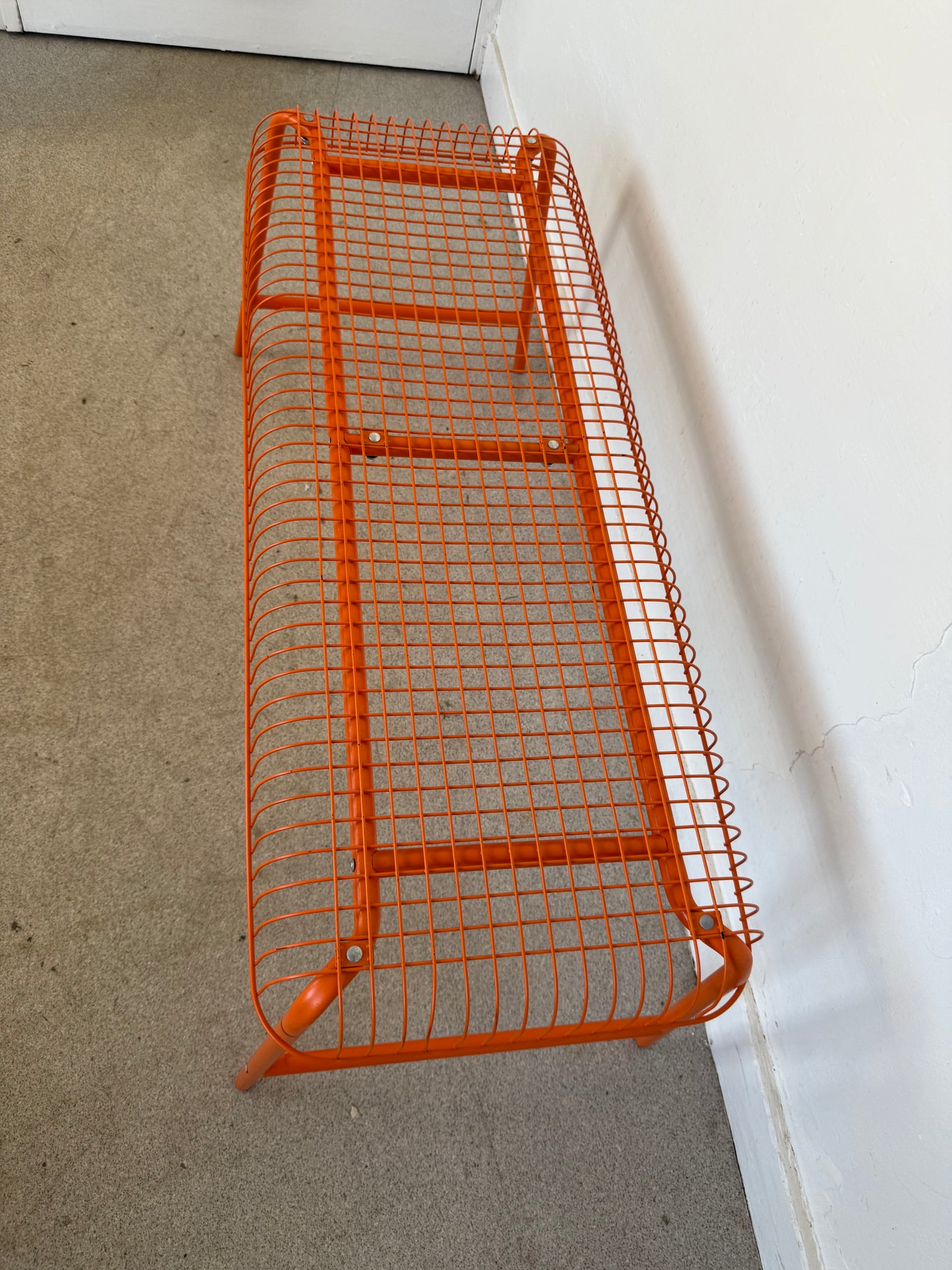 Banc IKEA modèle Vasteron en métal laqué orange