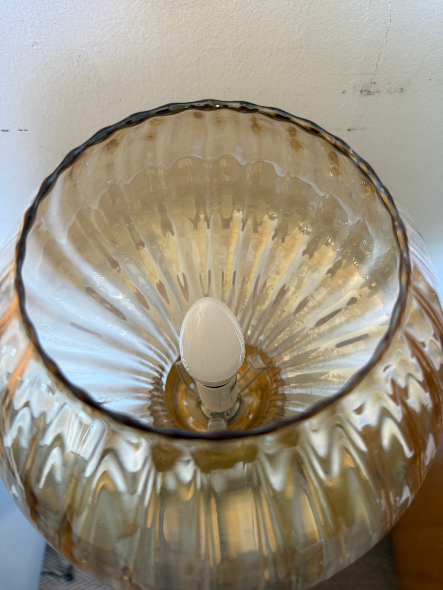 Lampadaire en laiton doré et globe en verre ambré vintage
