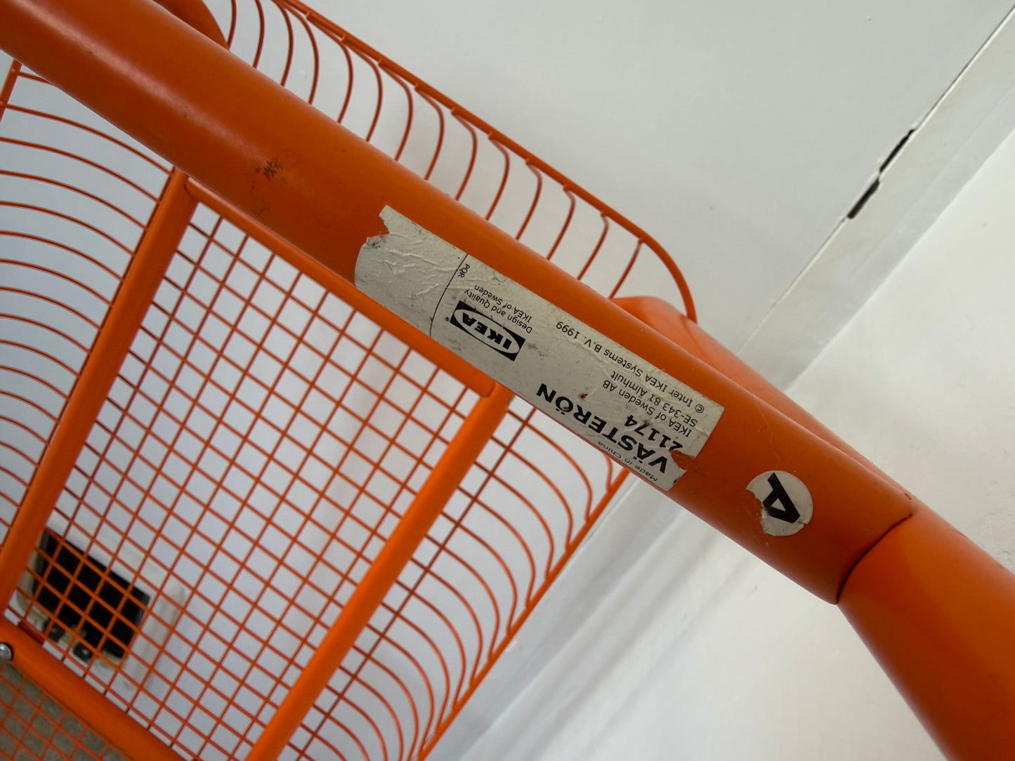 Banc IKEA modèle Vasteron en métal laqué orange
