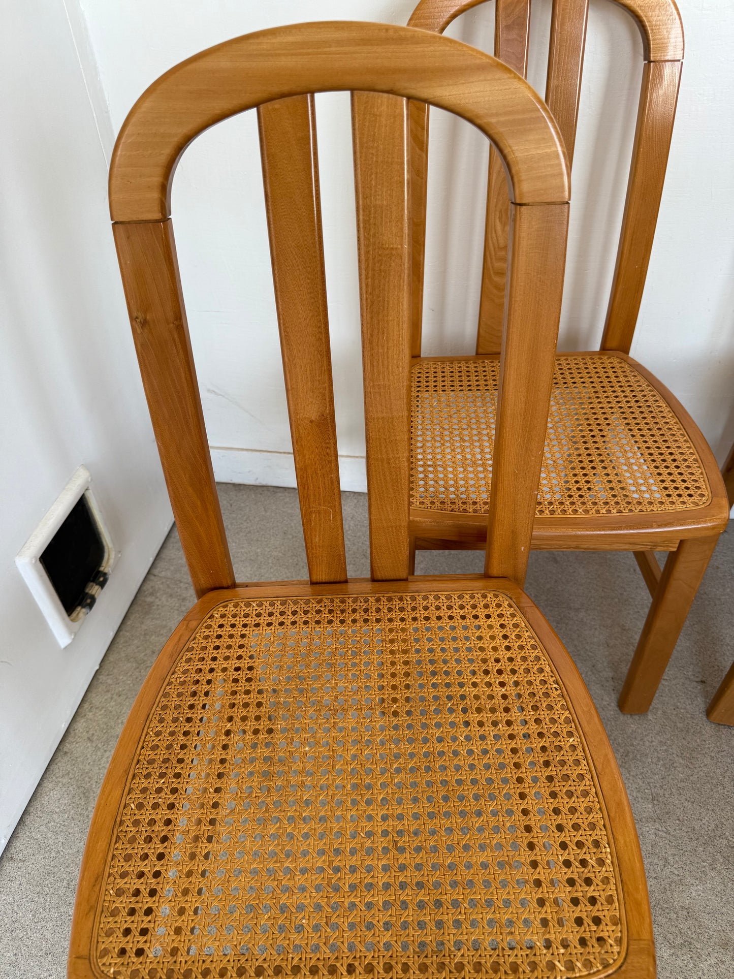 Lot de 4 chaises vintage en orme massif et cannage